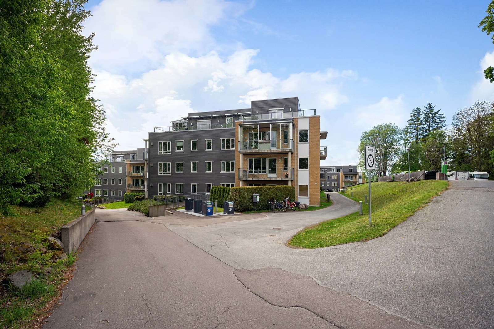 Leiligheten ligger ca. 2 km fra Ski sentrum og togstasjon. Busstopp rett utafor som star deg til Ski sentrum & Vinterbro Senter. Fra Ski stasjon tar toget deg til Oslo S på kun ca. 11 minutter Galleribilde