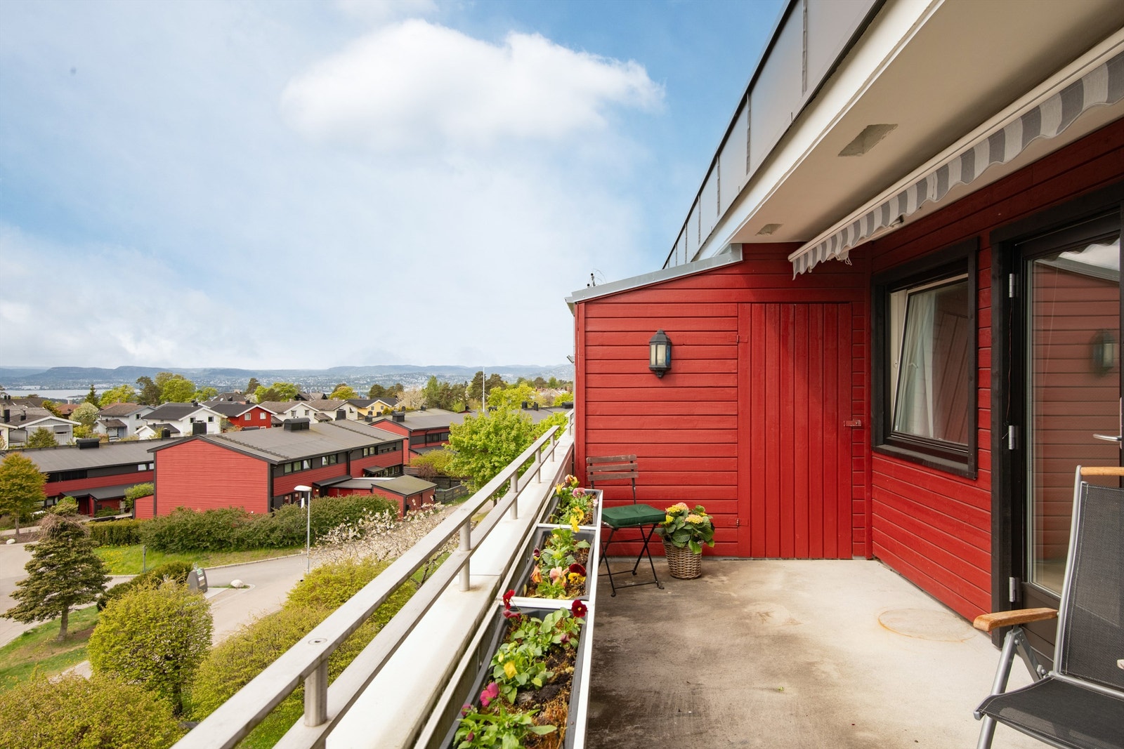På balkongen er det en praktisk utebod på 2 m² for ekstra lagring. Galleribilde