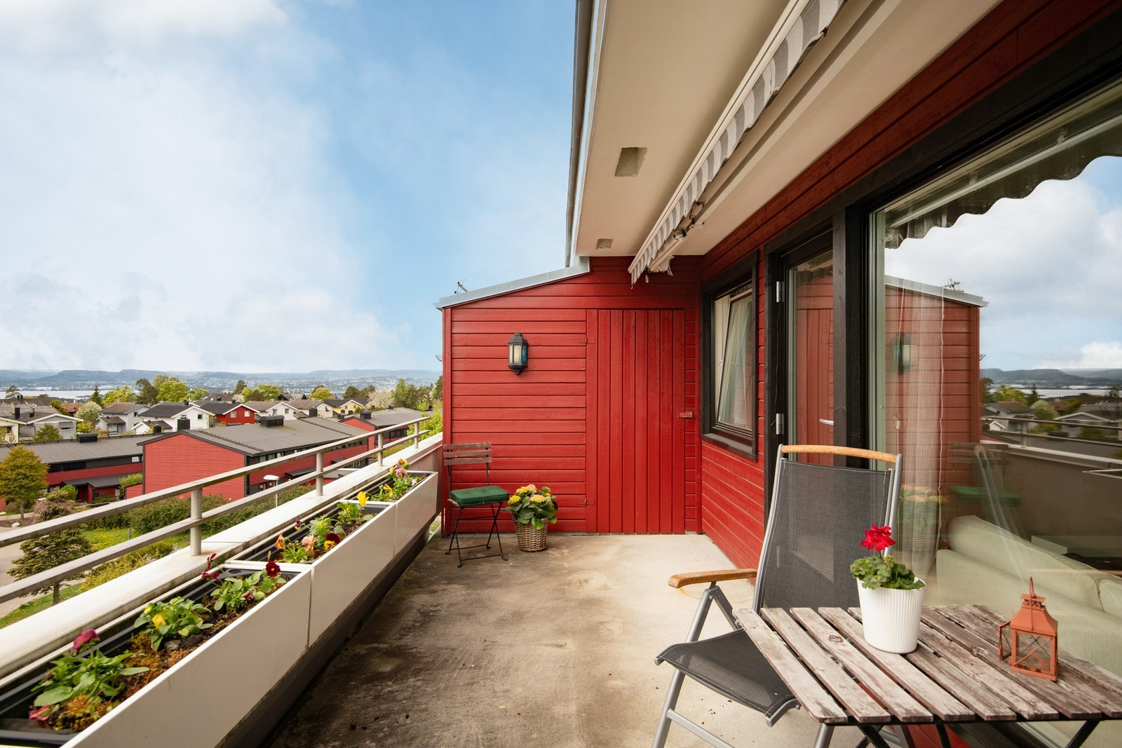 Stor solrik terrasse med vestvendt beliggenhet og fantastisk sjøutsikt. Galleribilde