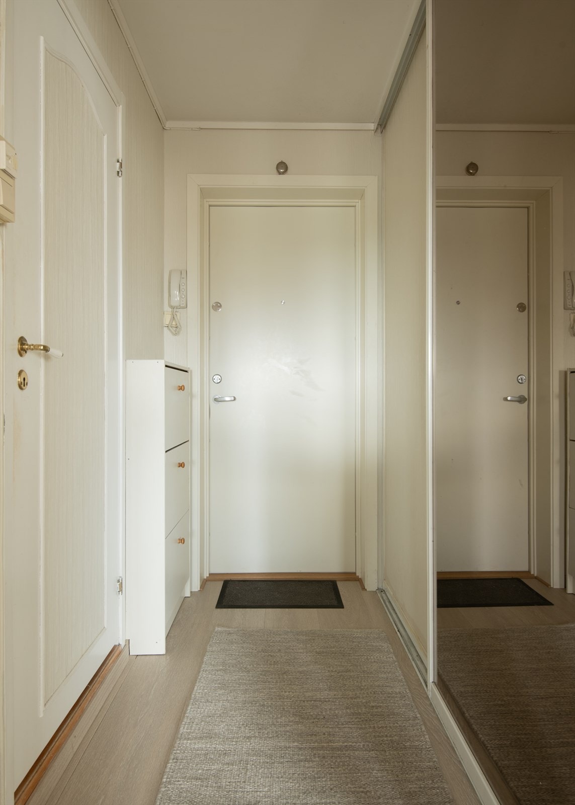 Entré med skyvedørsgarderobe for oppbevaring. Døren er brann- og lydklassifisert (B30/38dB). Galleribilde