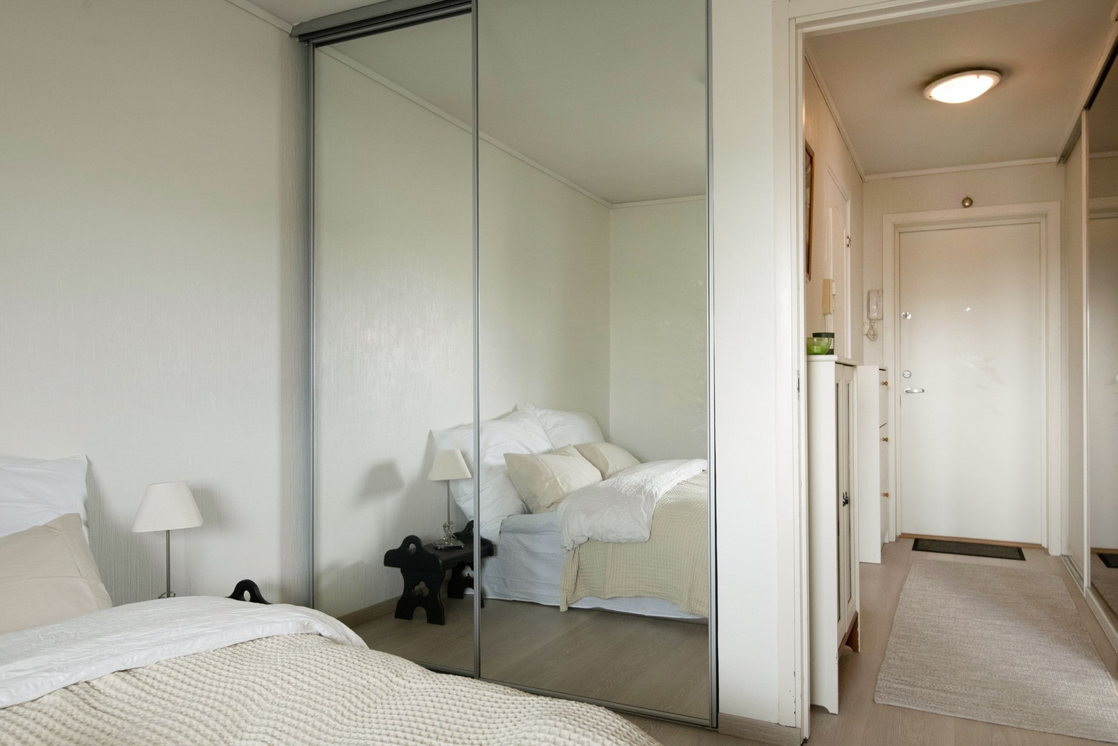 Romslig skyvedørsgarderobe med speilfronter gir rikelig med lagringsplass. Galleribilde
