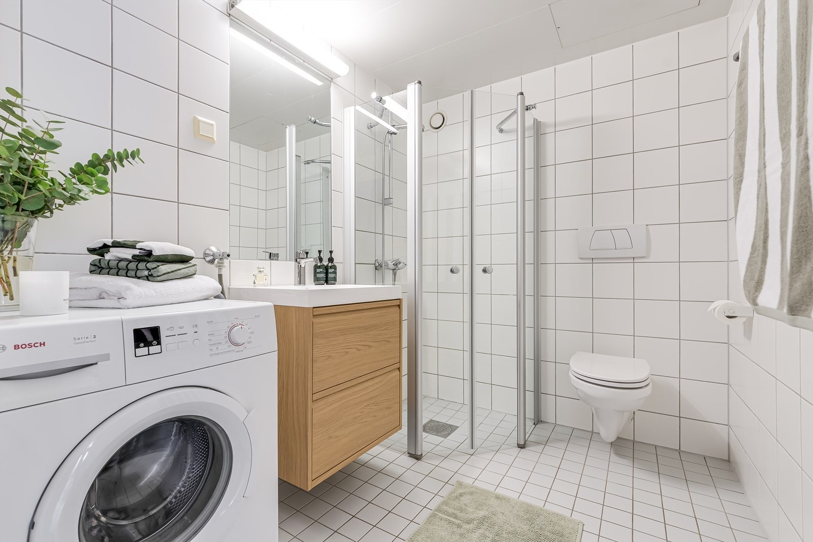 Det er blitt byttet ut servant med ny og større type med mer oppbevaring samt nytt toalett. Det er gulvvarme på badet. Galleribilde
