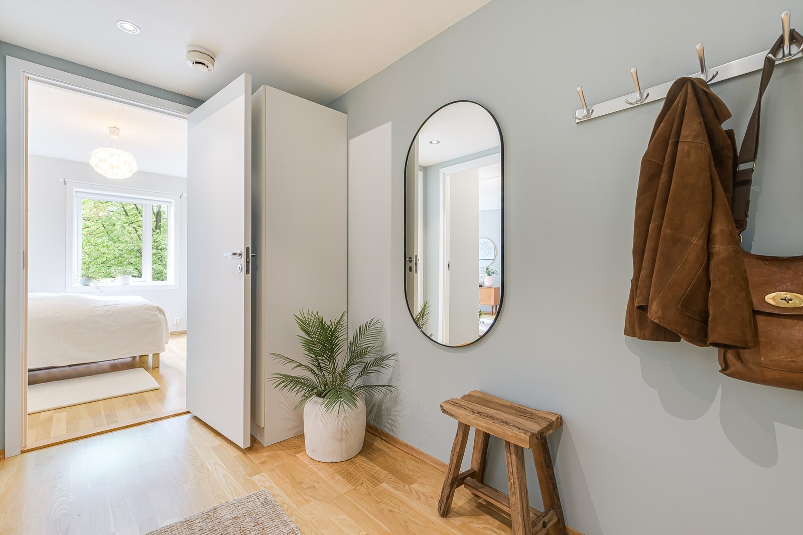 Velkommen inn! En romslig og praktisk gang med god plass til å sette opp en garderobe for å henge fra seg yttertøy. Galleribilde