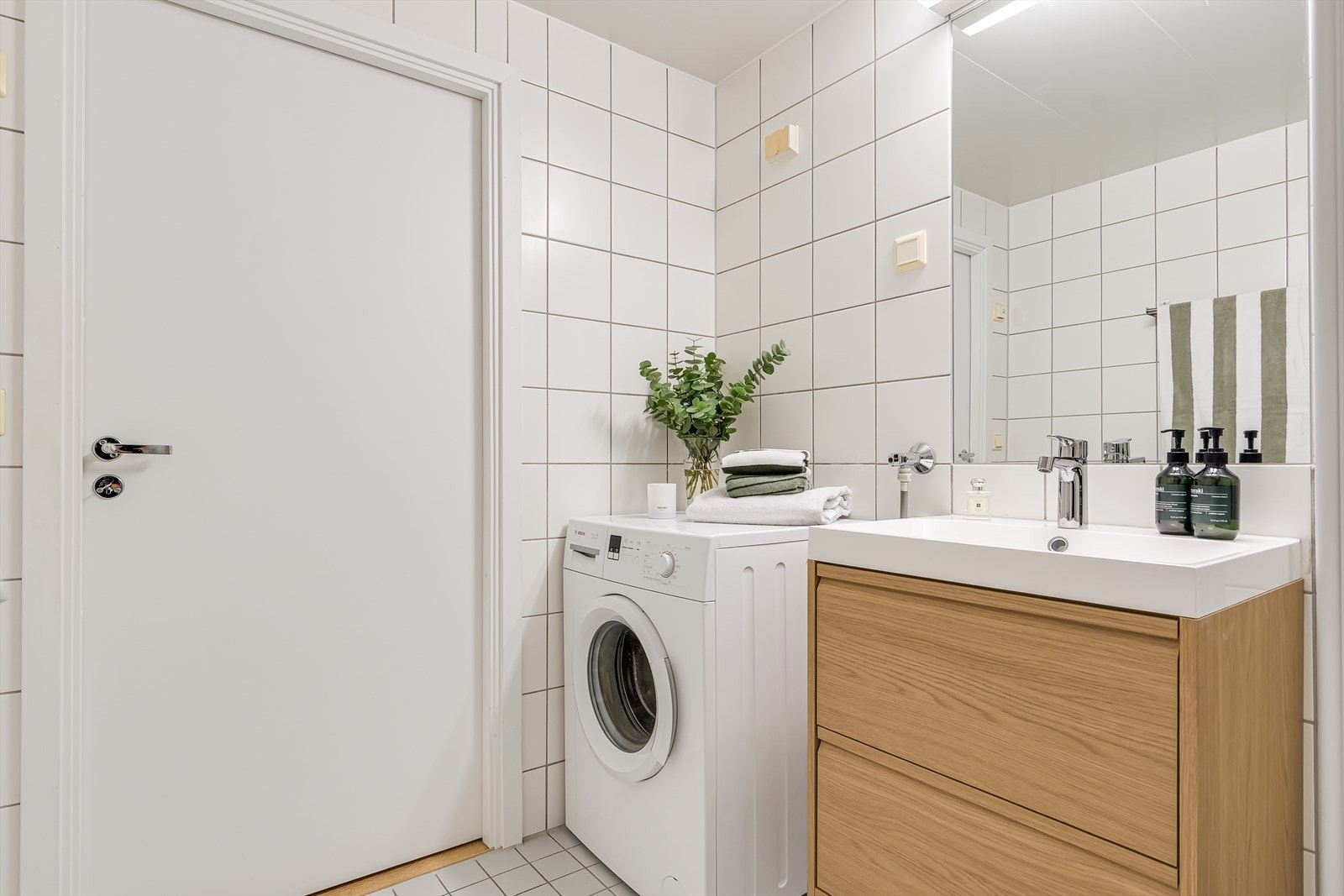 Det er masse plass til vaskemaskin og tørketrommel her. Vaskemaskin og kjøleskap kan overtas etter avtale. Galleribilde