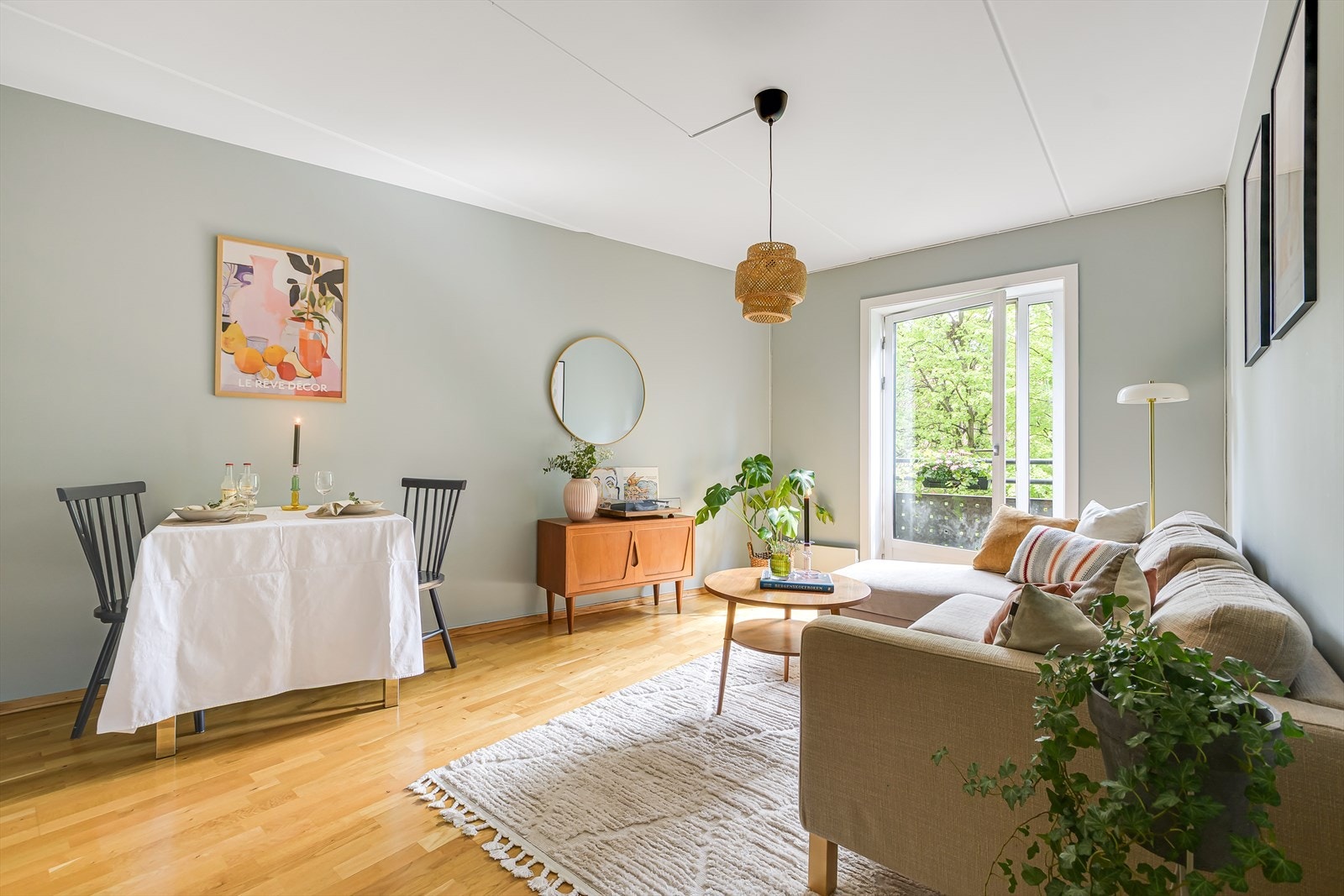 Stuen er romslig, stor og har flere møbleringsmuligheter. Det er god plass til spisebord og stoler, samt en stor sofa og tv møblement. Galleribilde