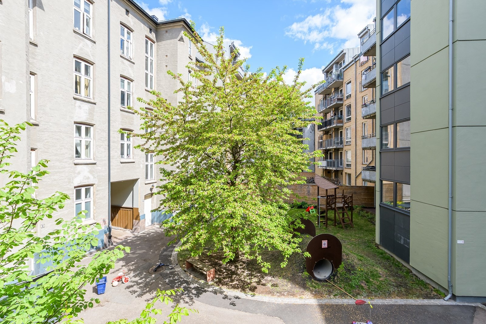 Sameiet har en trivelig opparbeidet bakgård med sitteplasser, beplantning og en liten lekeplass for de små. Galleribilde