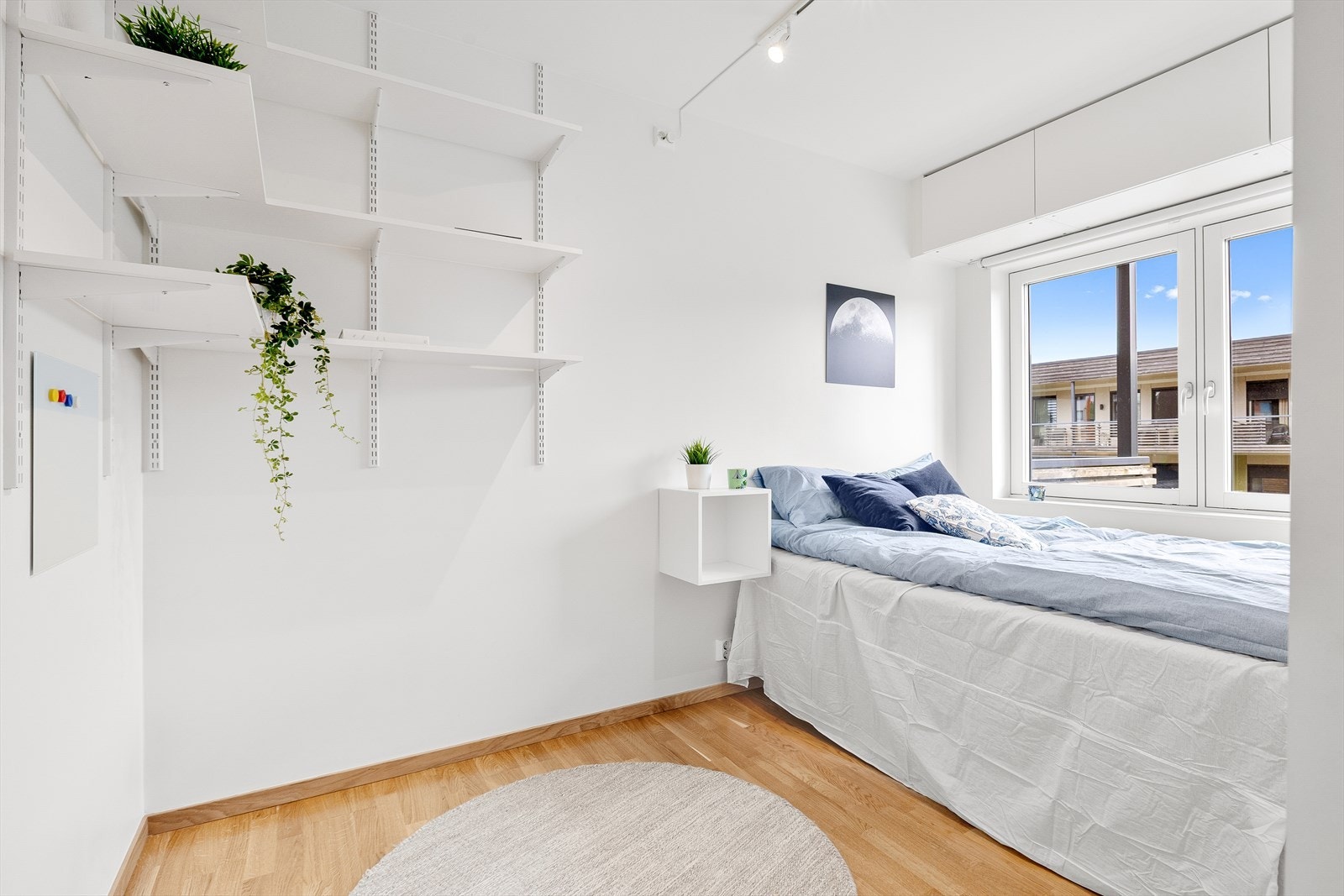 Rommet lar seg også innrede med garderobeskap og/eller kontorpult for hjemmekontor eller studier. Galleribilde