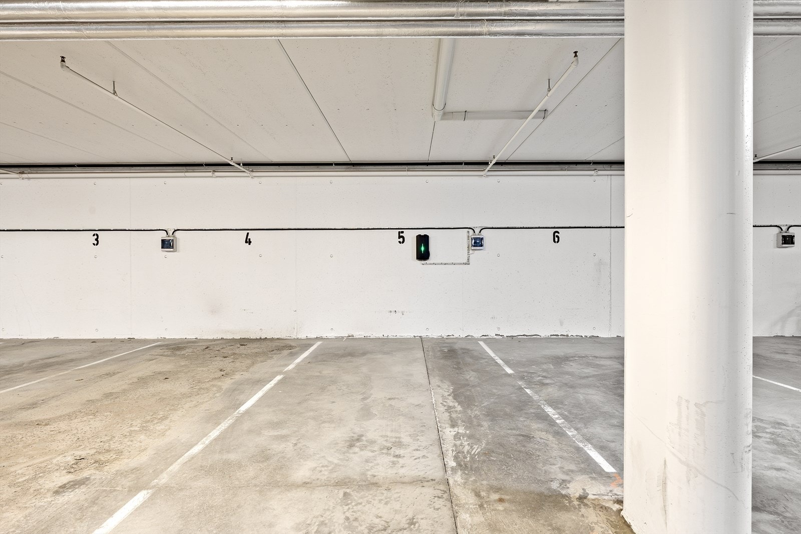 Leiligheten har egen parkeringsplass i parkeringskjeller med elbillader. Det er plass nummer 5 som tilhører leiligheten. Gjesteparkering skjer på felles oppstillingsplass på sameiets tomt. Galleribilde