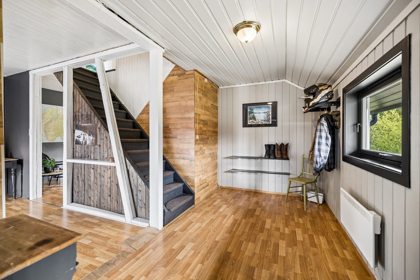 Innvendig tretrapp med malte trinn leder opp til loftsstue og soverom i andre etasje. Galleribilde