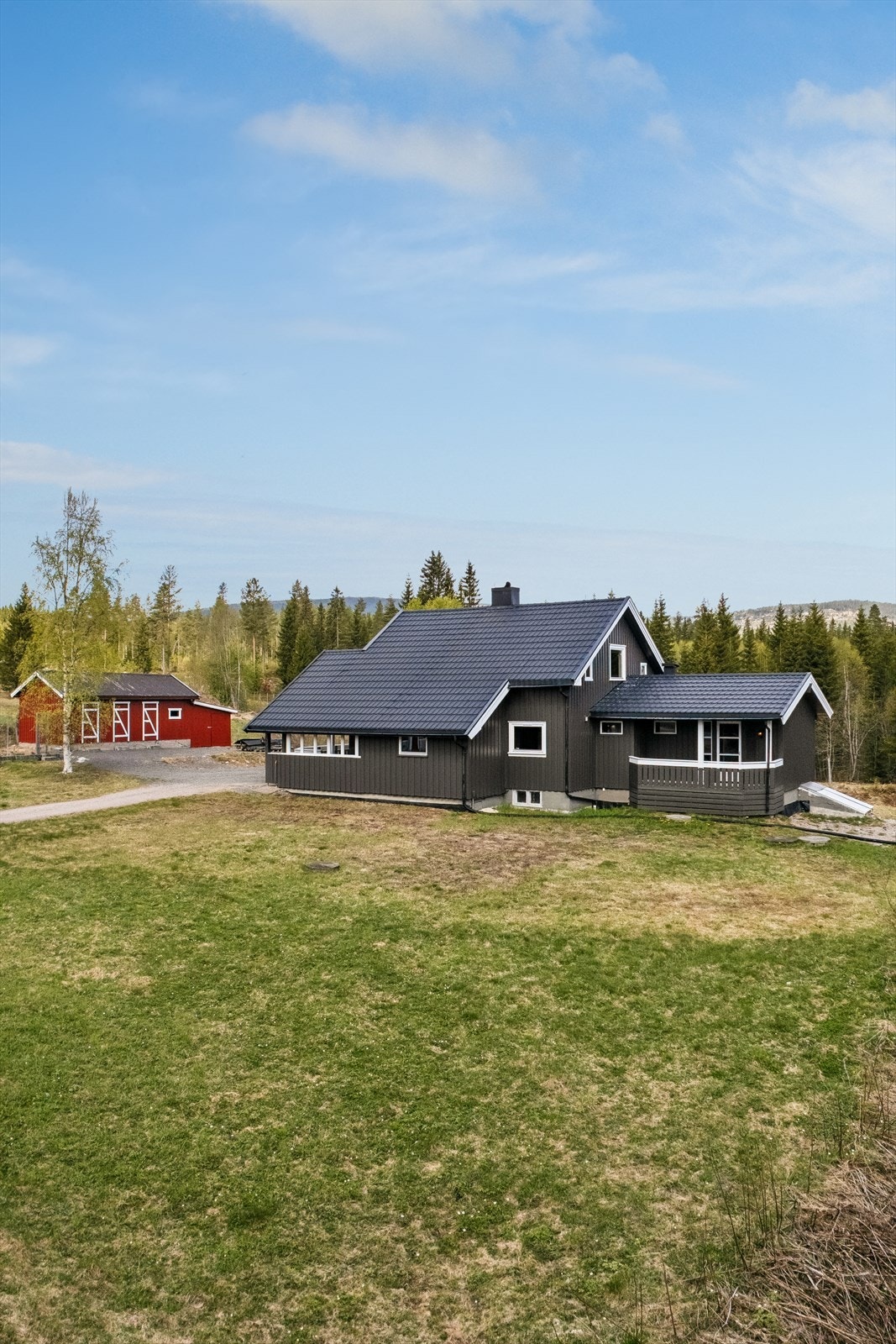 Boligens utvendige kledning ble overflatebehandlet i 2025. Privat vannforsyning fra brønn, med anlegg fra 2014. Galleribilde