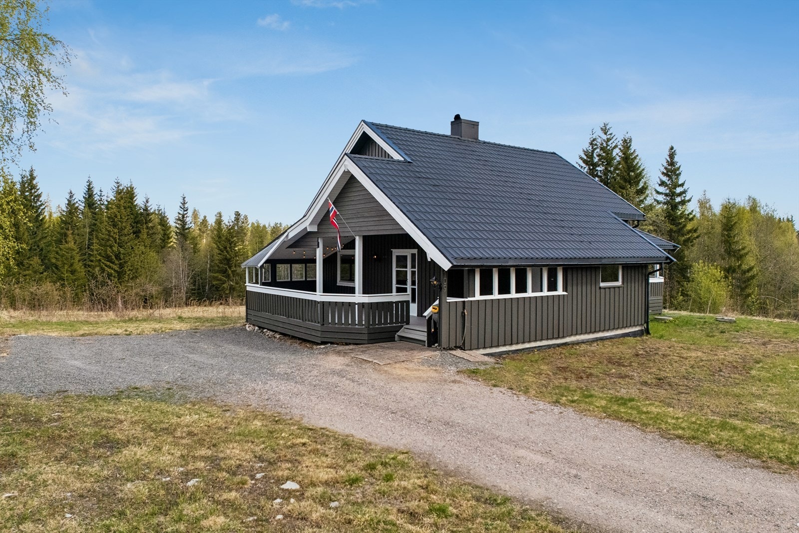 Tomten har en stor, gruset gårdsplass med gode parkeringsmuligheter og to terrasser på til sammen 38 m². Galleribilde
