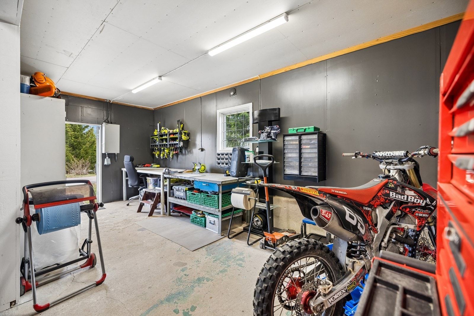 Dobbelgarasjen på 66 m² har en egen verksteddel, perfekt for hobbyvirksomhet. Galleribilde