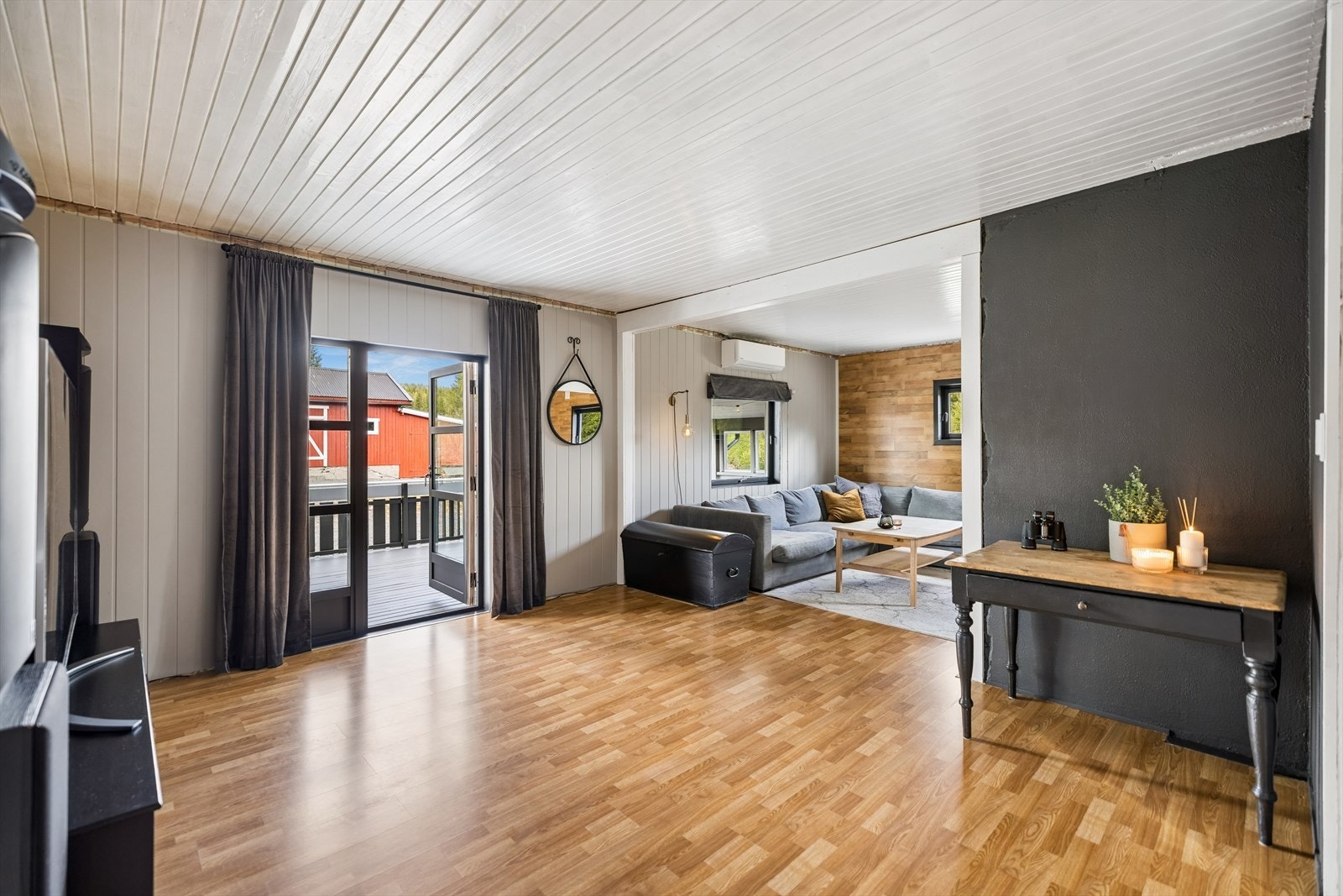 Fra stuen er det direkte utgang til en overbygget terrasse mot vest. Galleribilde