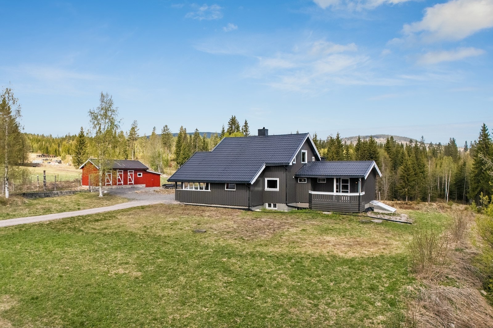 Eiendommen består av en enebolig, dobbelgarasje med verksted, og et eldre uthus med rikelig lagringsplass. Galleribilde