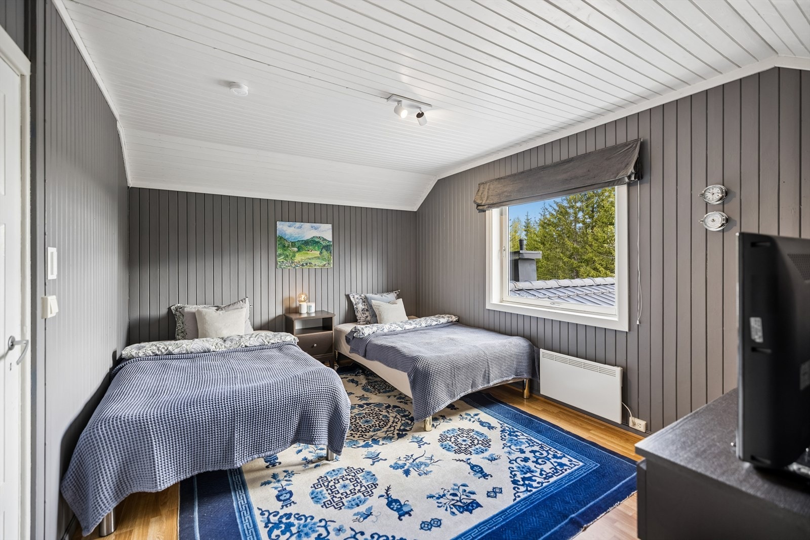 Soverom i andre etasje med god plass, er innredet i tidsmessige fargekombinasjoner. Galleribilde