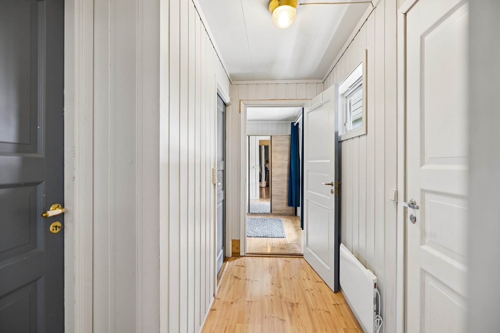 Soverommet på hovedplan, bad og toalettrom ligger samlet i ene enden av huset. Galleribilde