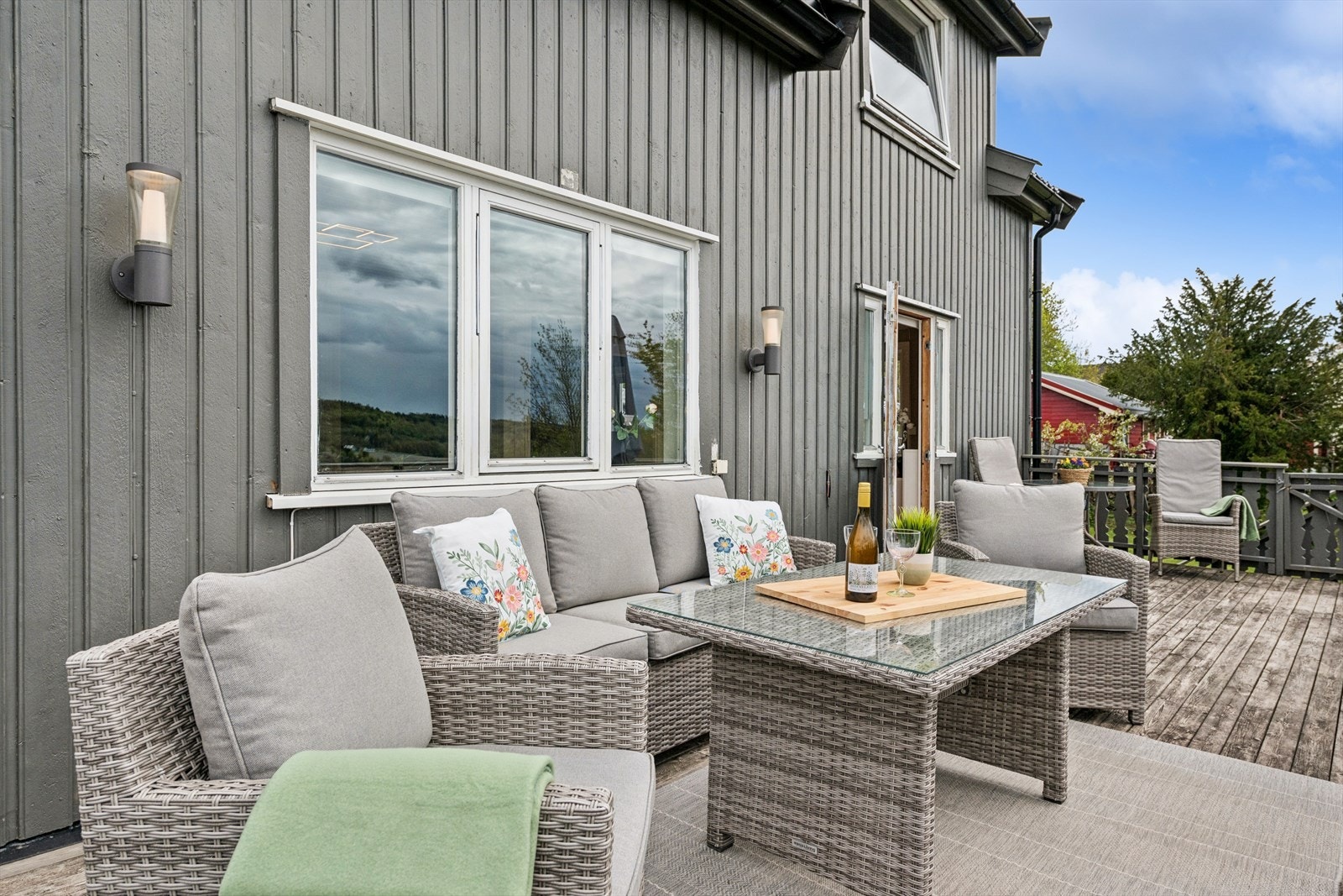 Fra stuen og spisestuen er det direkte utgang til den store og solrike terrassen, med god plass til utemøbler er dette et perfekt område for å nyte sommeren. Galleribilde