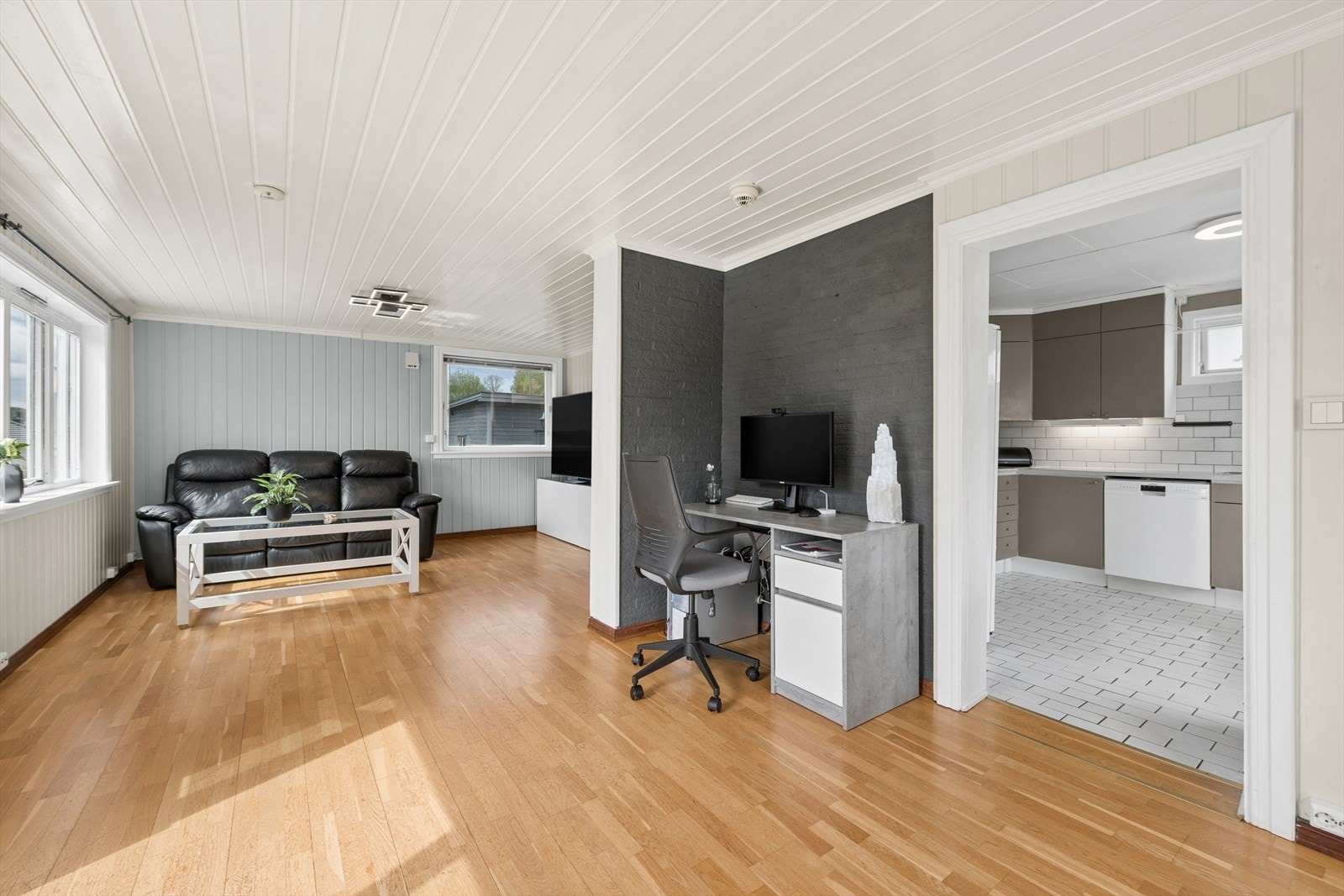 Spisestuen ligger naturlig i forlengelsen av stuen i samme åpne løsning, med god plass til et større spisebord. Galleribilde