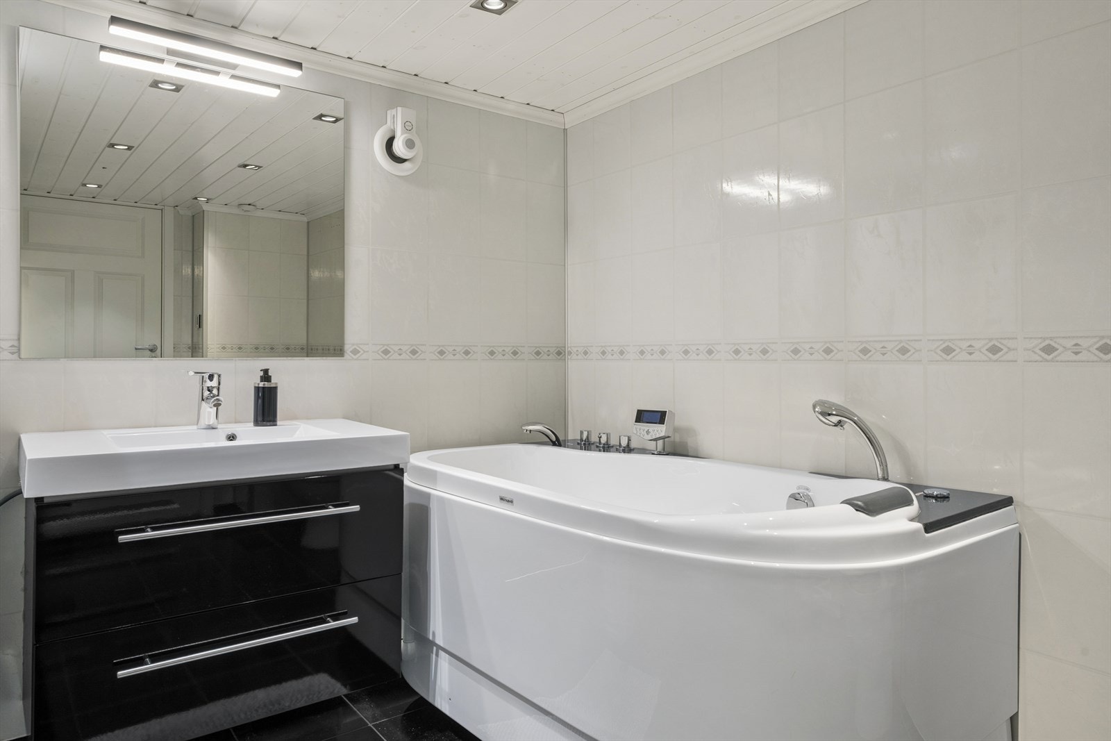 Rommet har en romslig baderomsinnredning, opplegg for vaskemaskin og badekar - til glede for både store og små. Galleribilde
