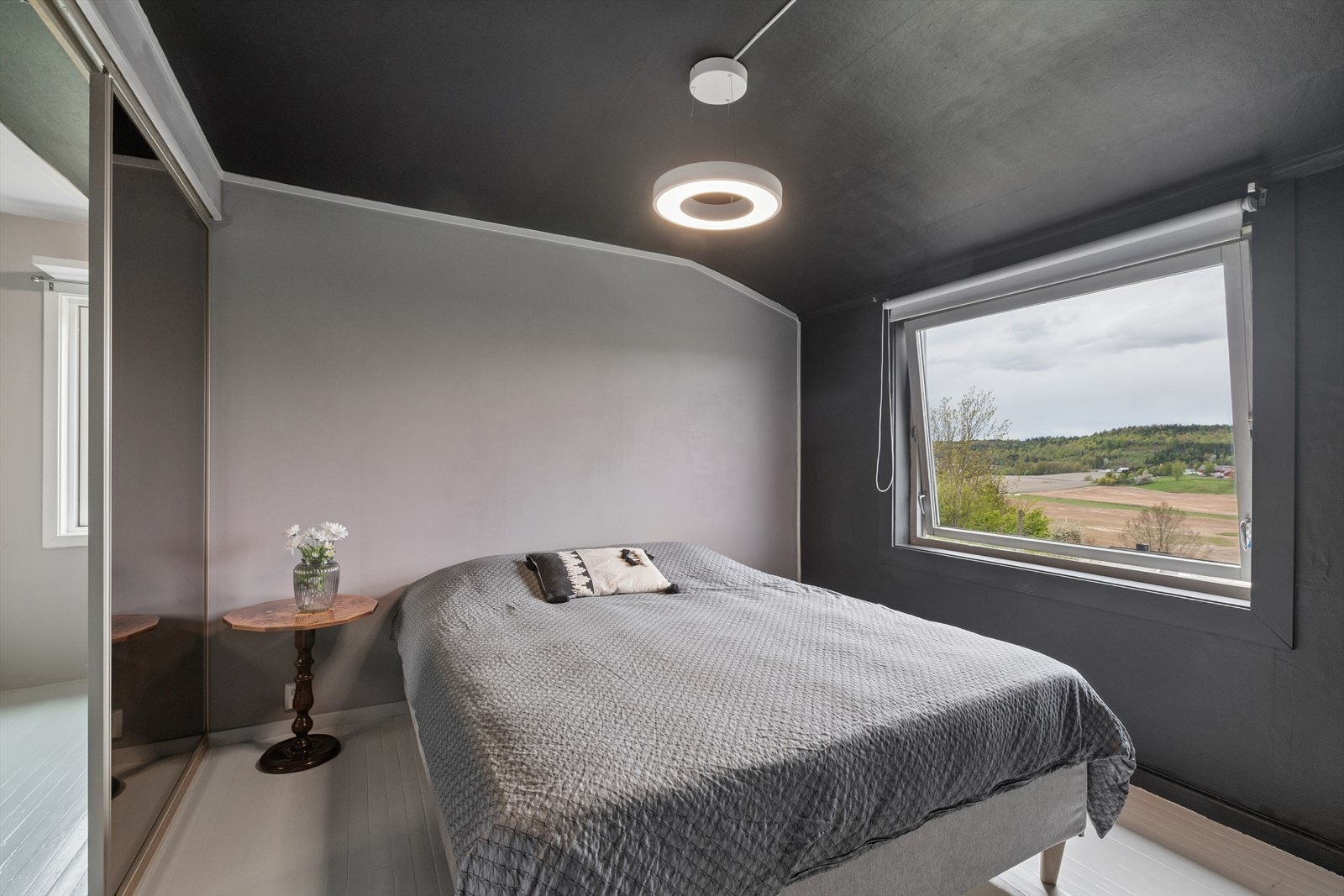 Hovedsoverommet er romslig og innbydende, med god plass til ønsket møblering. Rommet har flott utsikt. Galleribilde