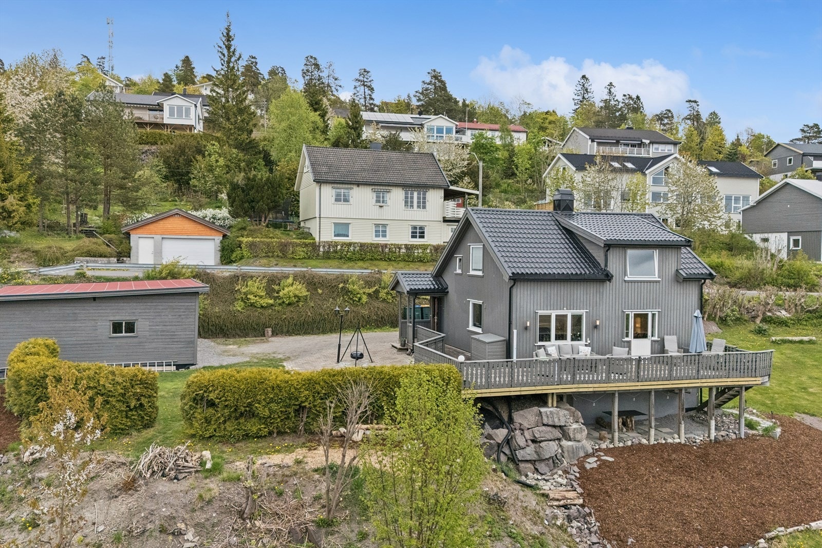 Boligen har et stort og solrikt terrasseområde, og har fått flere oppgraderinger de senere årene, inkludert nytt tak og takrenner fra 2018 samt oppgradert kjeller i perioden 2012-2018. Enkelte vinduer og dører i boligen er også byttet. Galleribilde