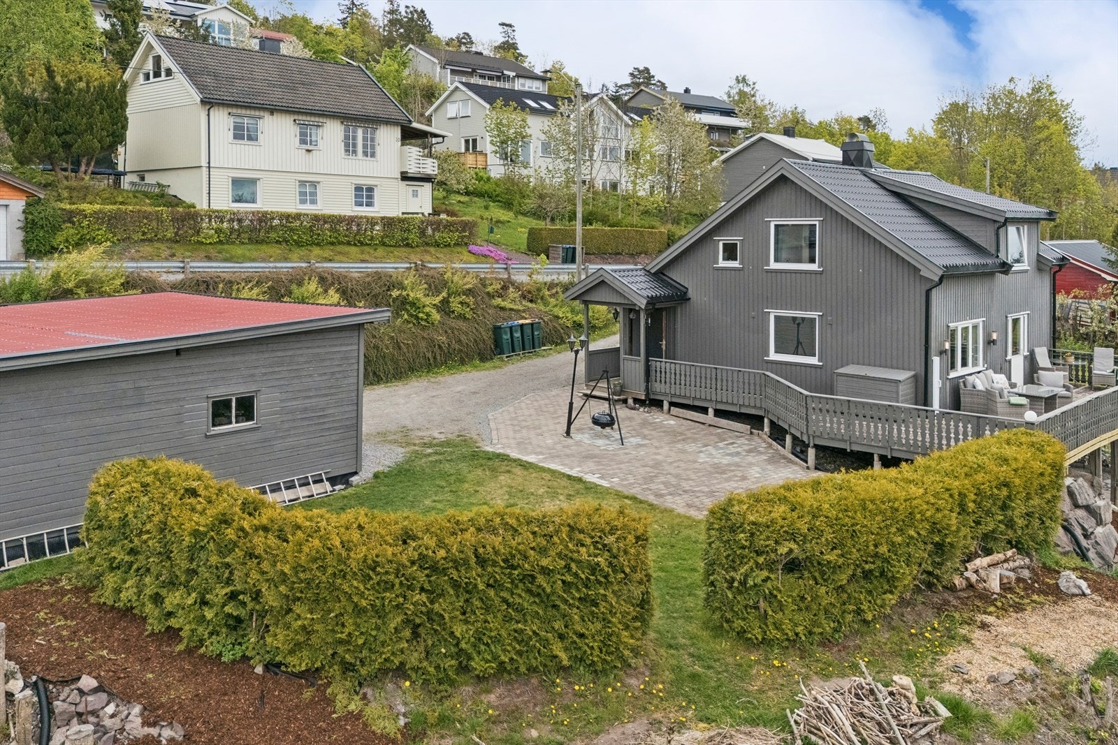 Svært familievennlig tomt med flere solrike og hyggelige uteplasser. Galleribilde