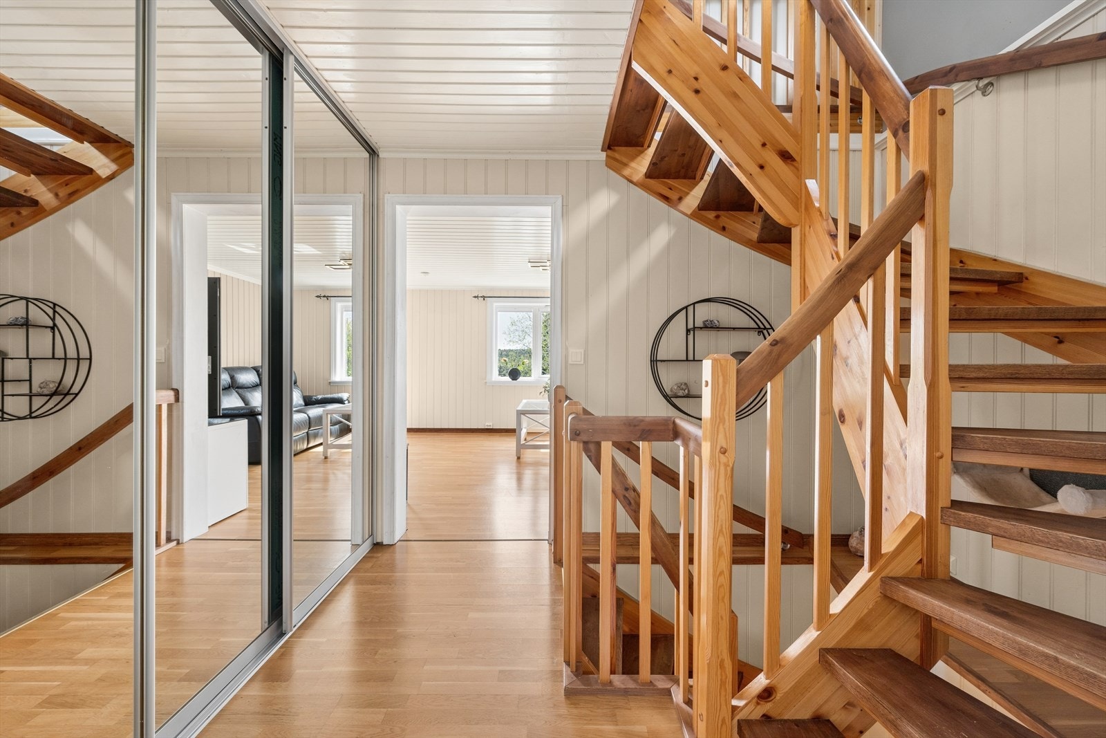 Fra vindfanget trer man inn i gangen, der den lakkerte tretrappen fra 2004 leder opp til loftet og ned til kjelleren. Galleribilde
