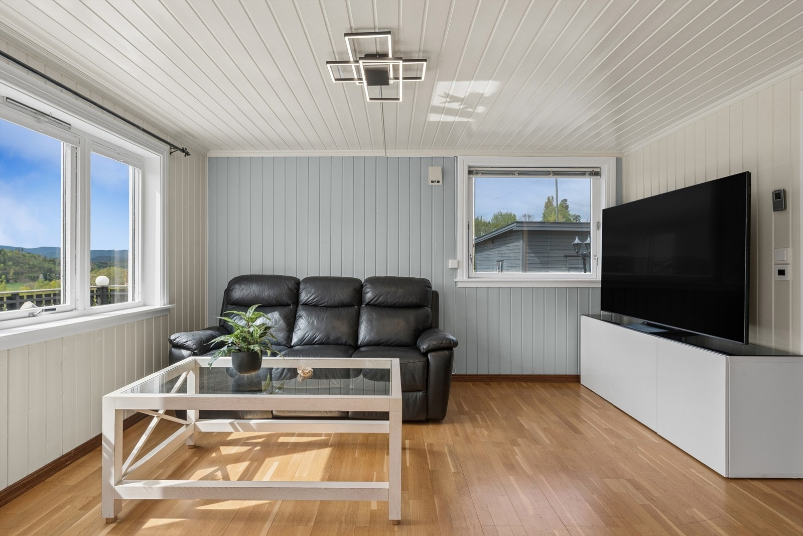 Stuen har god plass til sofagruppe, og for ekstra komfort er det installert elektrisk gulvvarme som kan styres via smarthusløsning. Store vindusflater slipper inn rikelig med naturlig lys gjennom hele dagen. Galleribilde