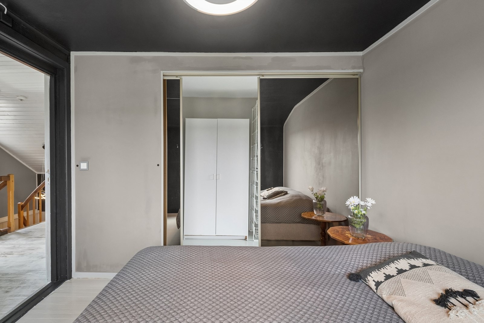 Fra rommet er det inngang til en praktisk walk-in-garderobe. Galleribilde