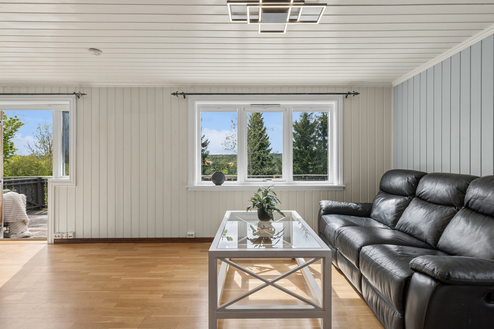 Stue og spisestue er romslige og har en åpen løsning som gir en luftig og moderne romfølelse. Galleribilde