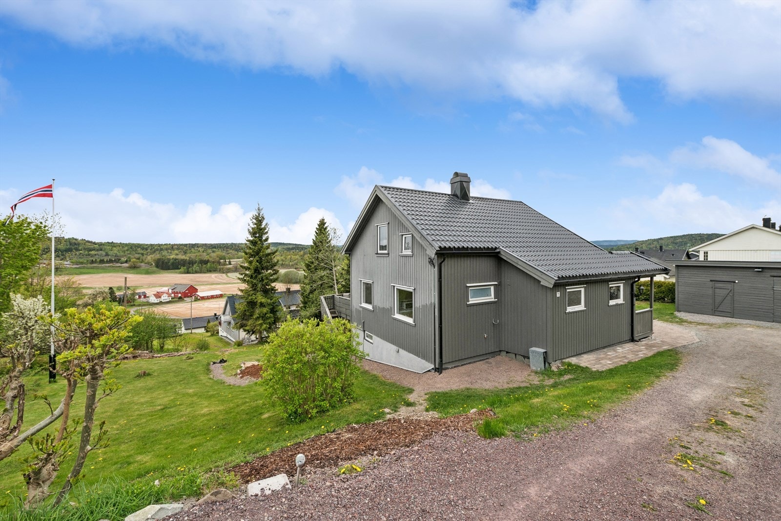 Den grusede gårdsplassen har god plass til parkering av flere biler. Galleribilde