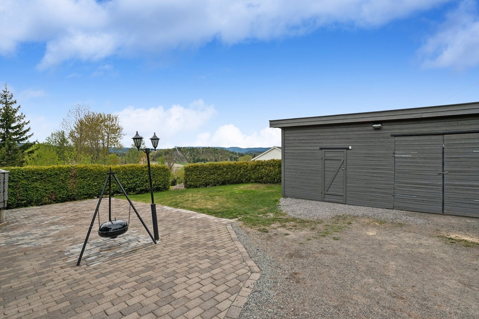 Eiendommen har en separat garasje og hobbyrom på 45 m² fra 1946. Galleribilde