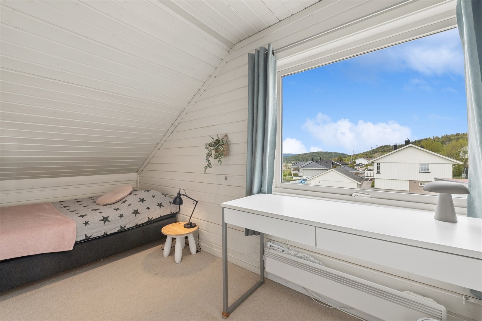 Det øvrige soverommet har i likhet med det andre soverommet god plass til ønsket møblering, godt med daglys og fin utsikt. Galleribilde