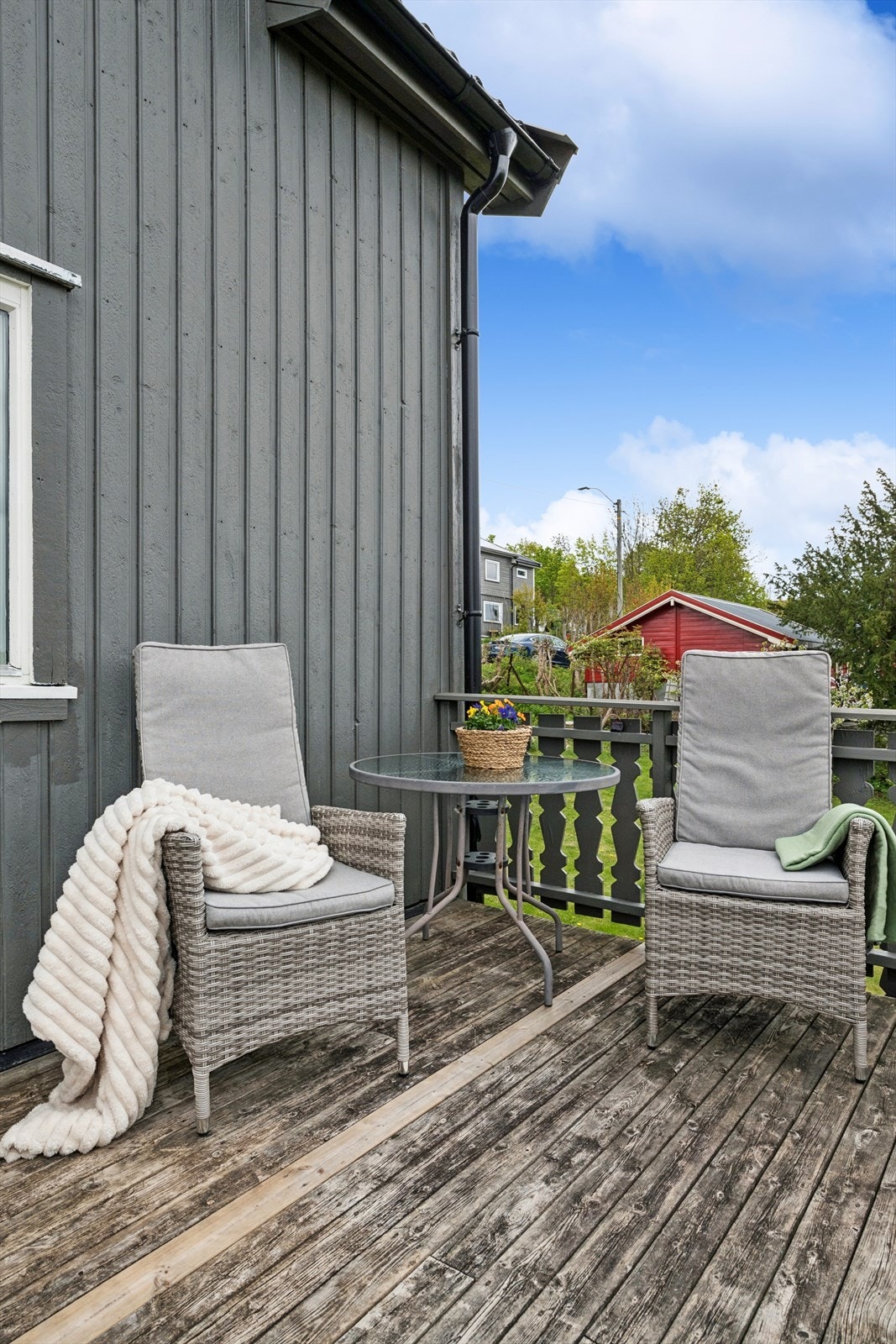 En hyggelig krok på terrassen for morgenkaffen. Galleribilde