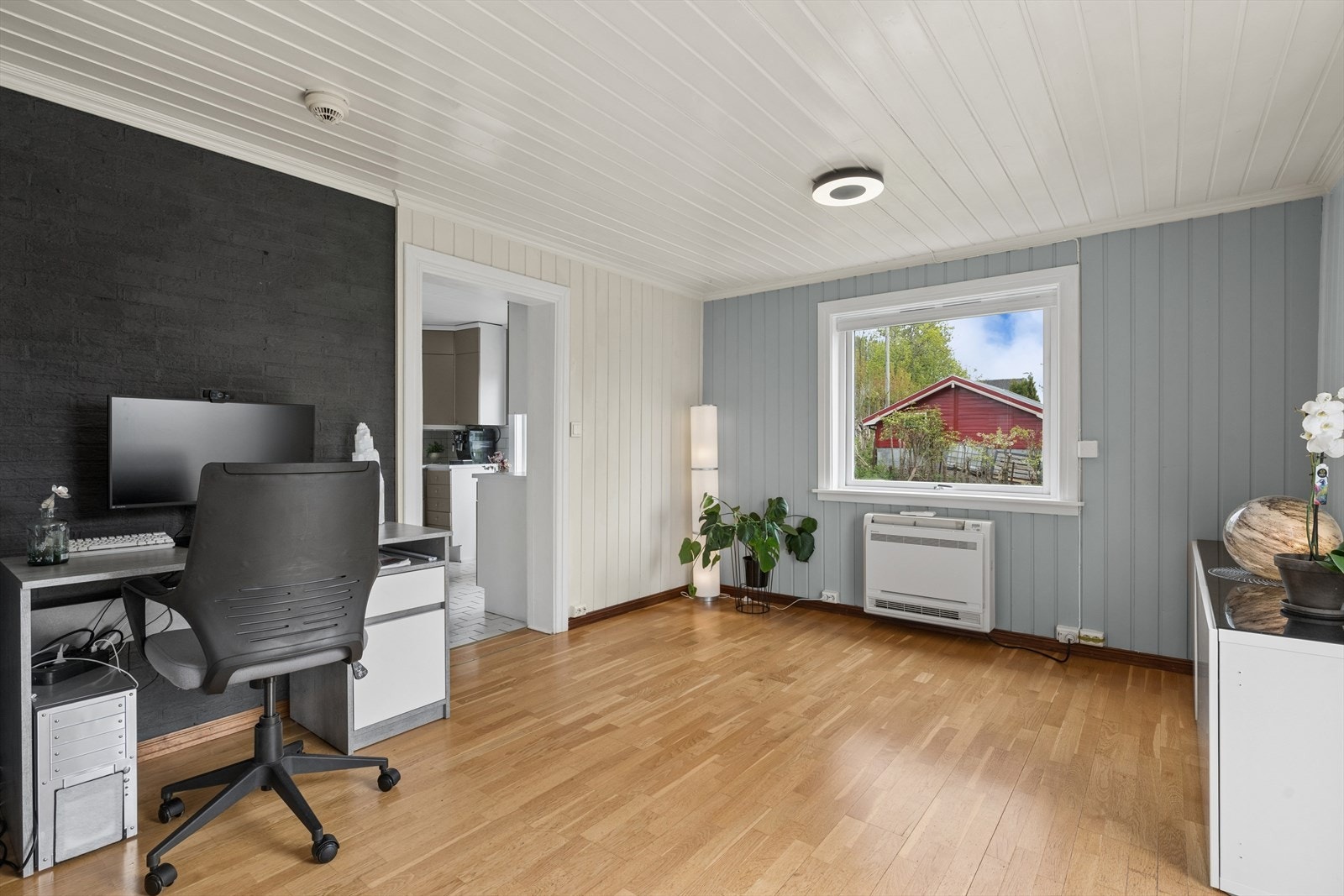En luft-til-luft varmepumpe sørger for effektiv oppvarming av rommet og boligen. Galleribilde