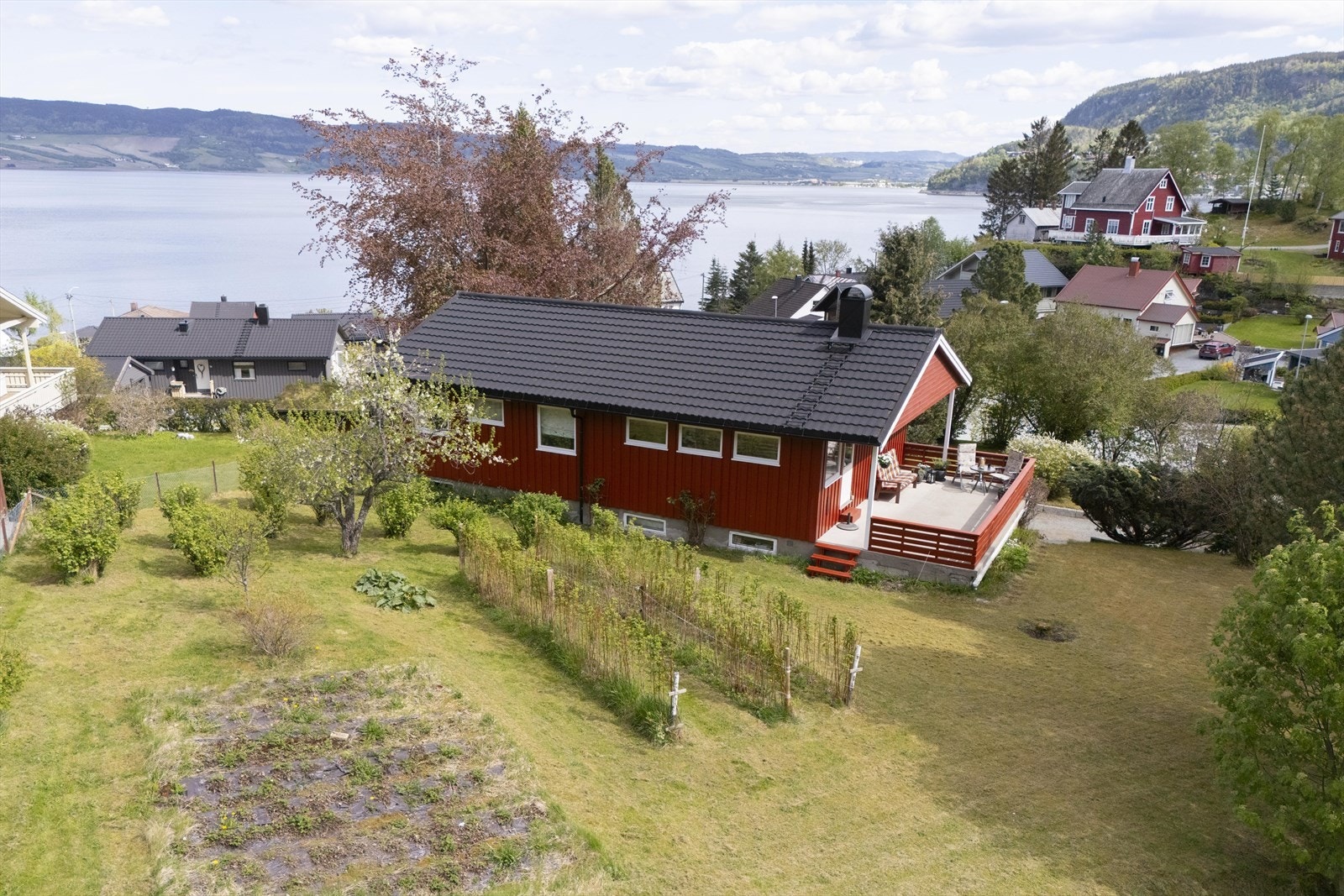 Fra boligen er det kort avstand til gode tur- og rekreasjonsområder. Buvikmarka lokker med fine turmuligheter og skihytta ligger ca. 50 min å gå fra boligen. Galleribilde
