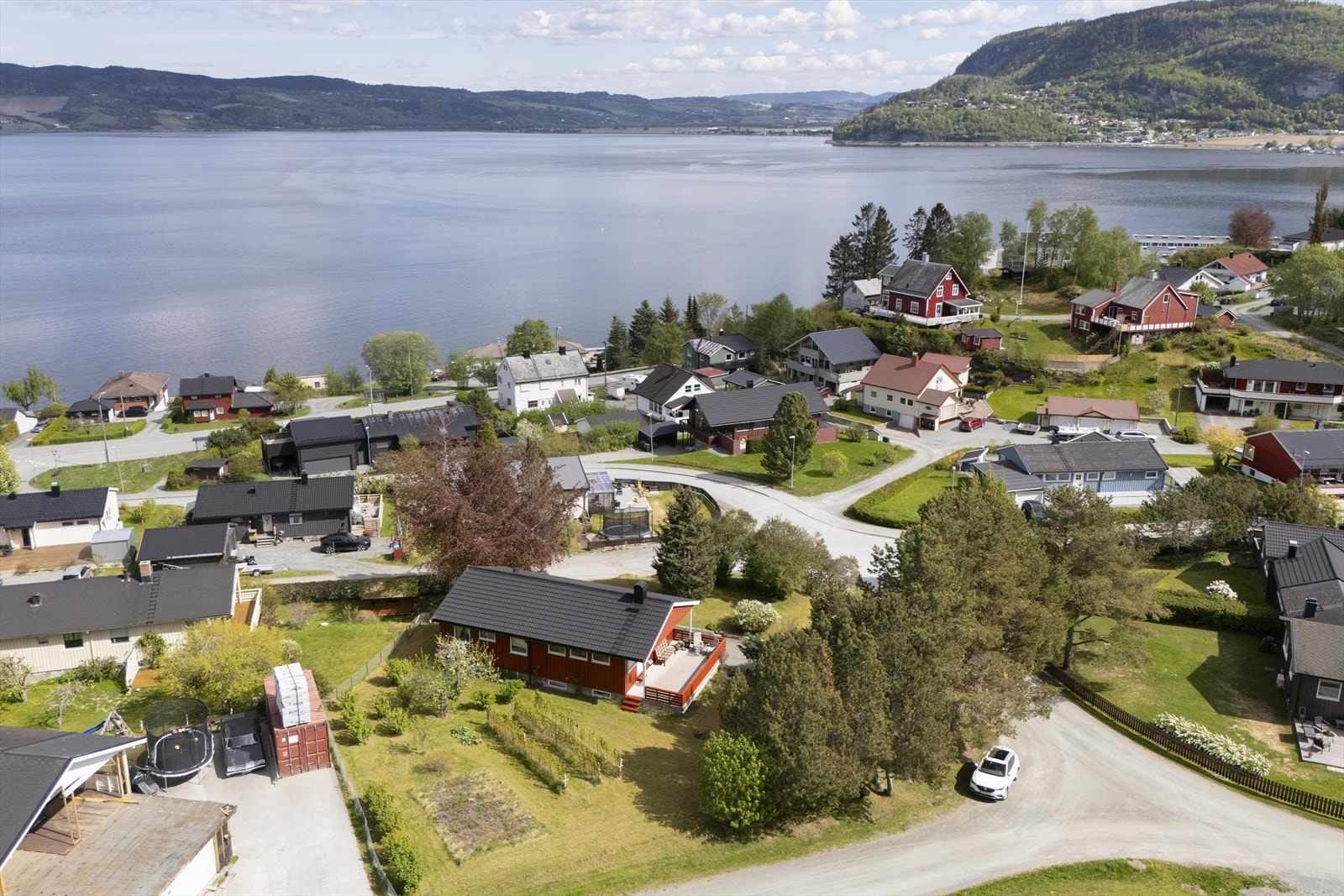 Aktiv Eiendomsmegling v/ Marius Kvalvik har gleden av å presentere Havengvegen 6 i Buvika - en innholdsrik enebolig med flott beliggenhet, nydelig utsikt og en svært trivelig, opparbeidet hage. Foto: Grattis Foto v/ Vidar Alvik. Galleribilde