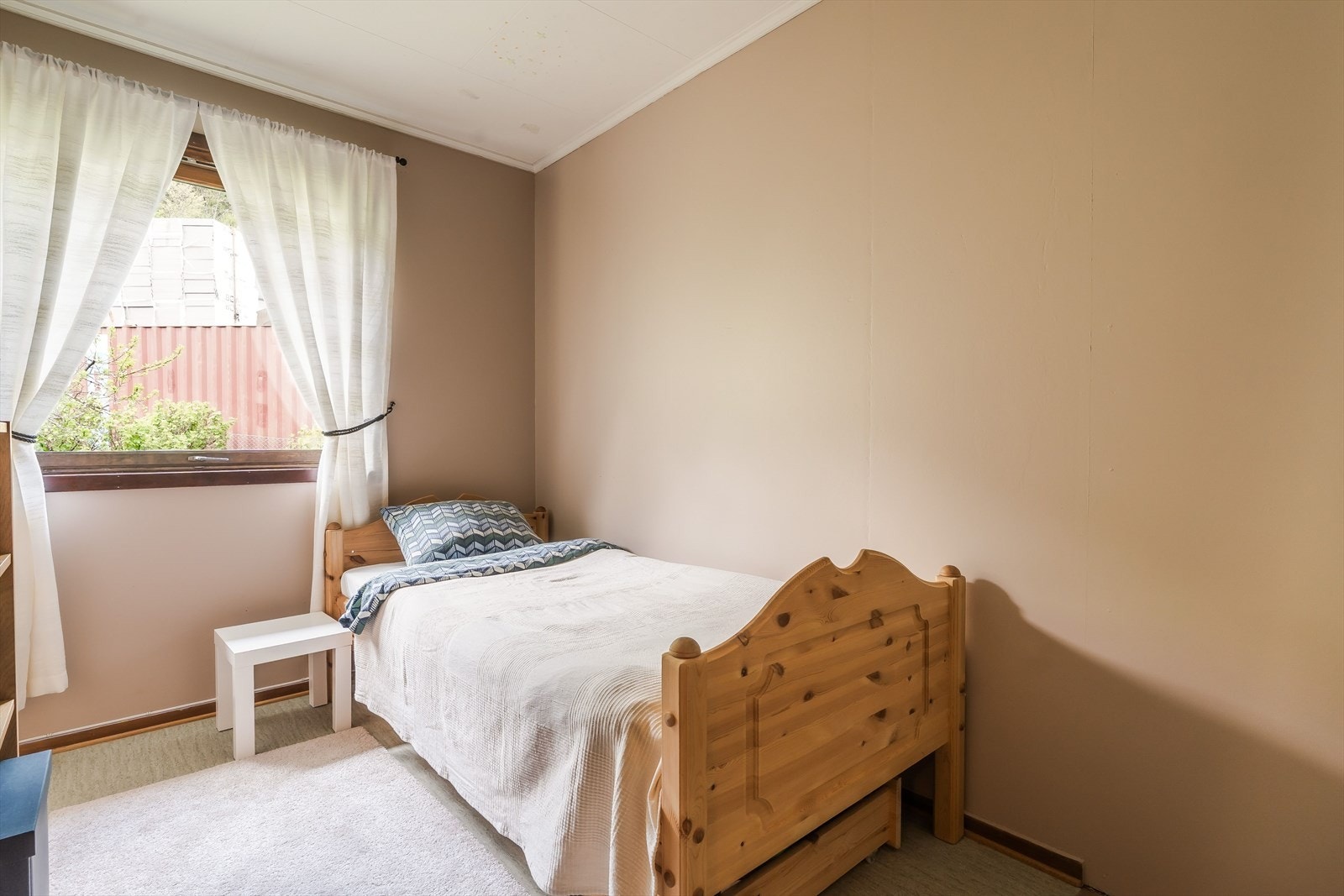 I samme etasje ligger også et soverom på ca. 7,5 m², godt egnet som barnerom, gjesterom eller kontor. Galleribilde