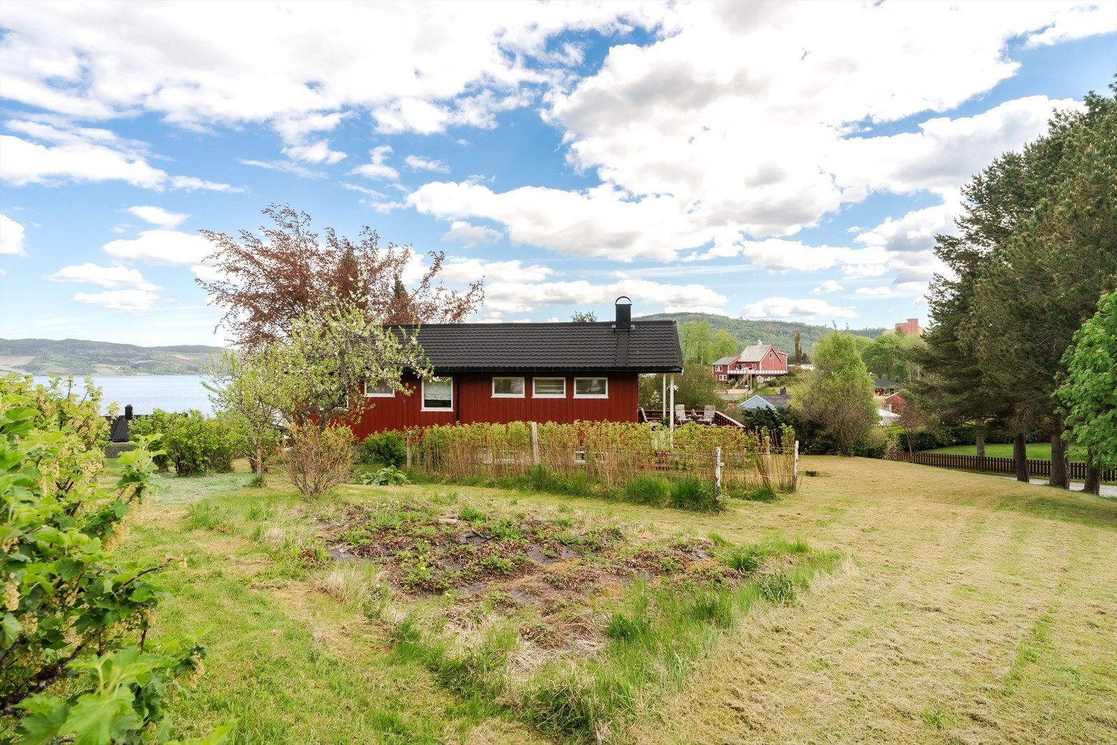 Boligen går over to plan og har en praktisk planløsning ideell for barnefamilier. Galleribilde
