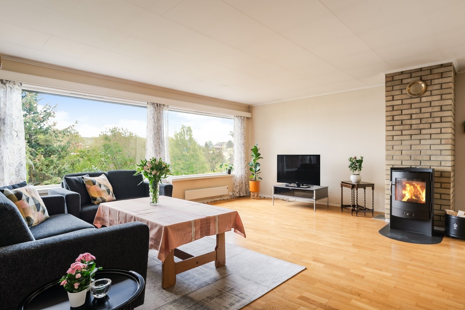 I stuen er det også montert en rentbrennende vedovn, som gir både varme og hyggelig stemning i vinterhalvåret. Galleribilde