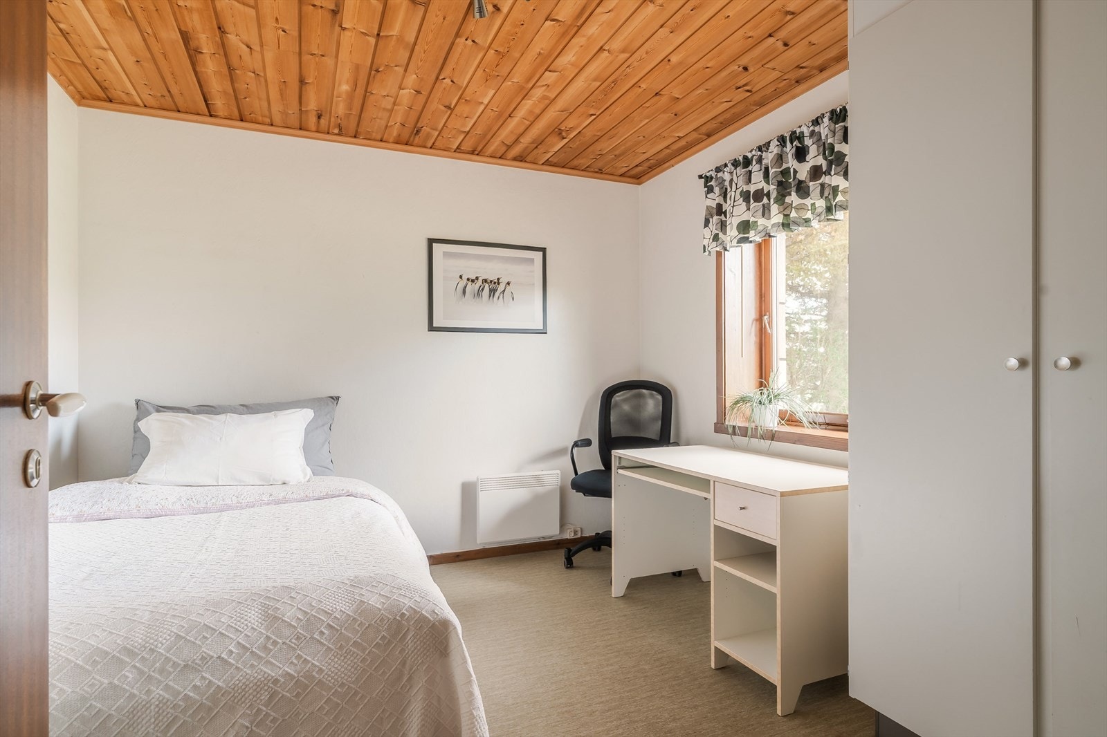 I underetasjen ligger ytterligere et soverom på ca. 11 m², som gir ekstra fleksibilitet for familie, overnattingsgjester eller ungdom. Galleribilde