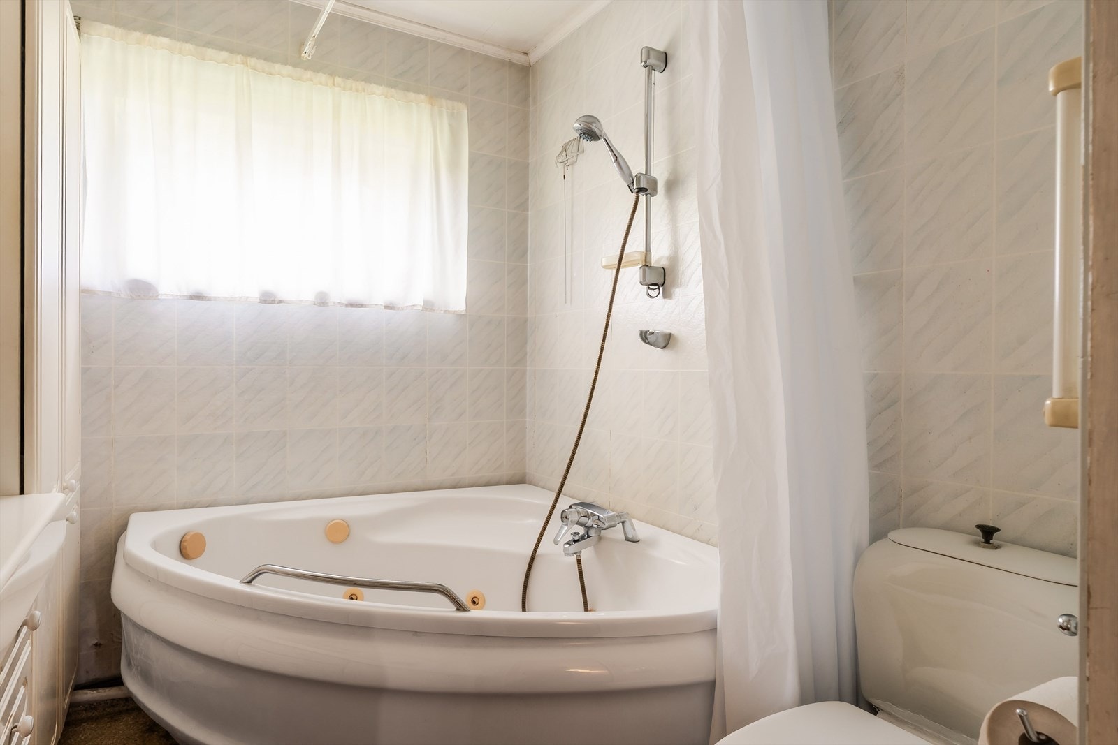 Badet i hovedetasjen er oppmålt til ca. 4 m² og er innredet med servantinnredning, speil, skap, toalett og badekar med dusjløsning. Galleribilde