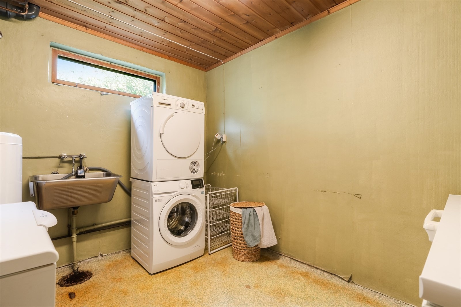 Vaskerommet er oppmålt til ca. 9 m² og har utslagsvask, opplegg for vaskemaskin/tørketrommel og god plass til klesvask, tørk og praktisk oppbevaring. Galleribilde