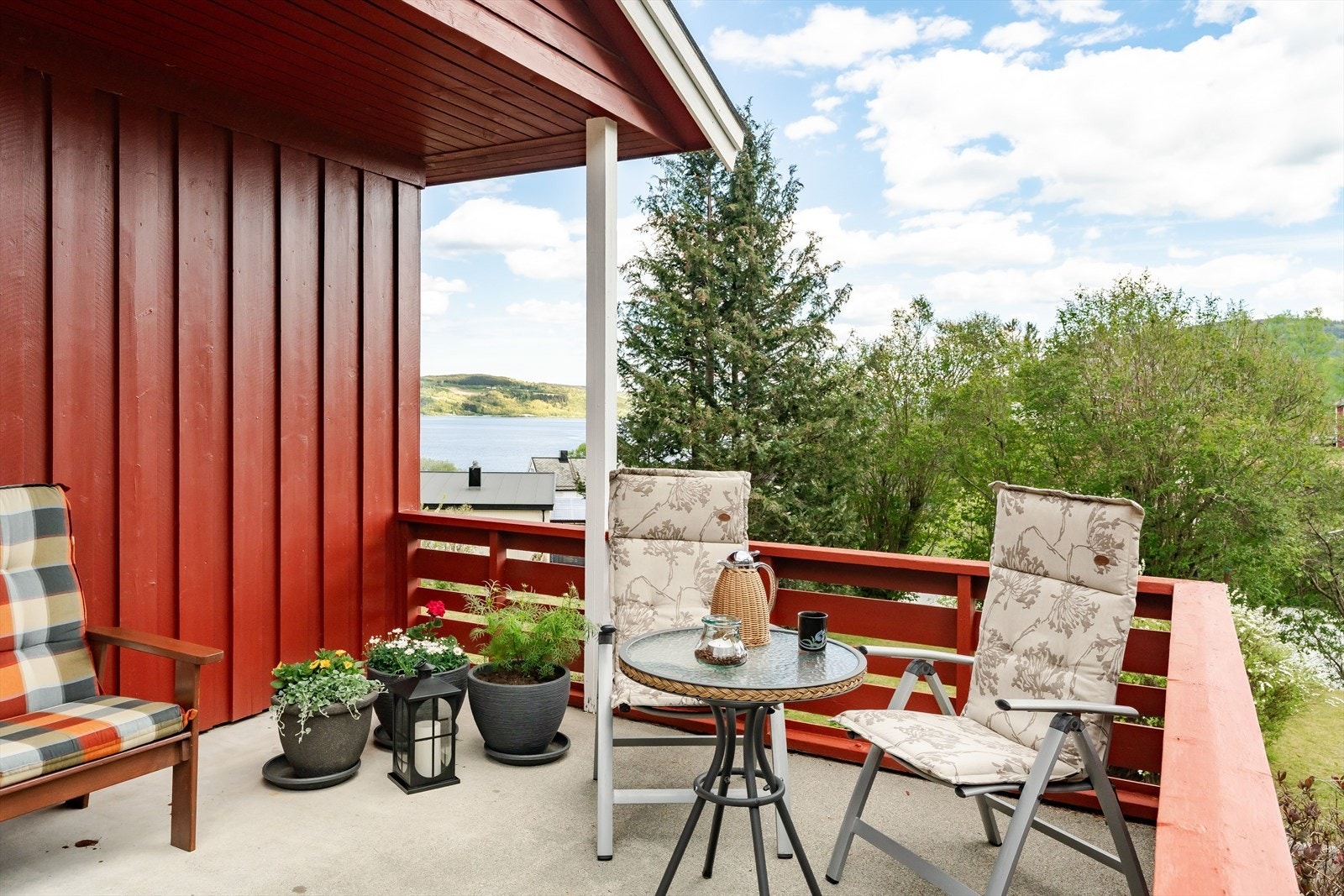 Fra stuen er det utgang til en romslig terrasse på ca. 25 m², med plass til utemøbler, planter og sittegruppe. Galleribilde