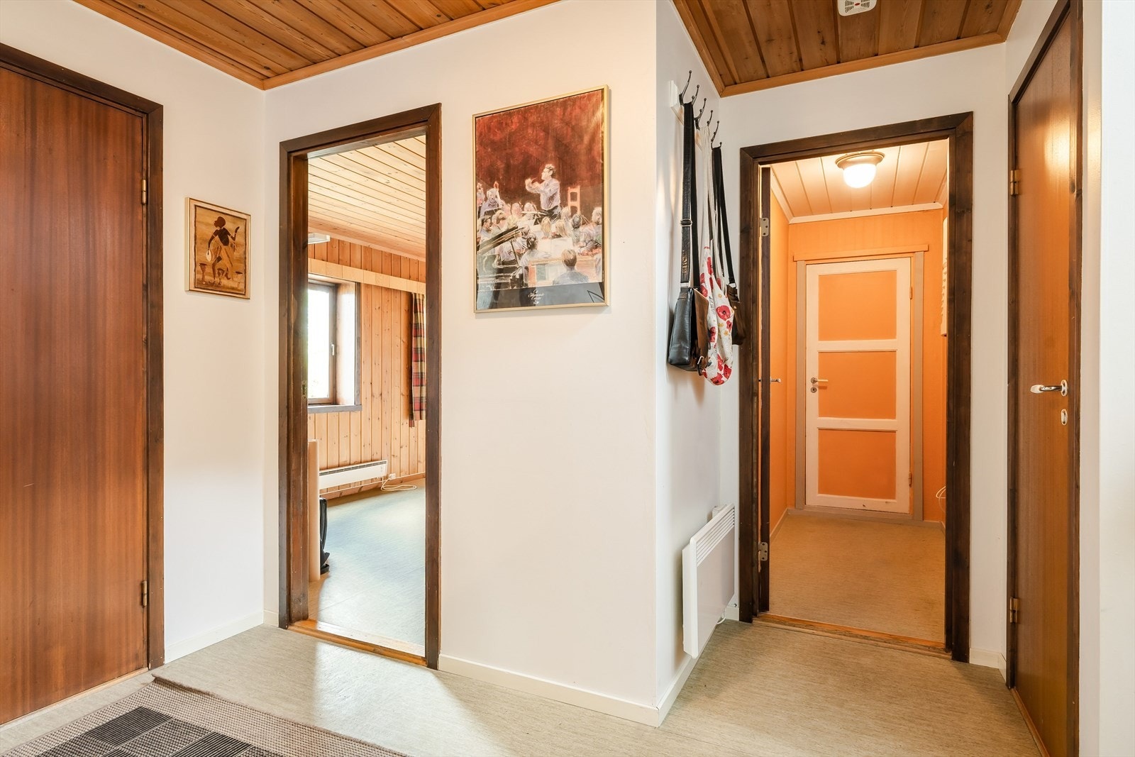 I underetasjen ligger et rom innredet som kjellerstue, oppmålt til ca. 21,5 m². Galleribilde