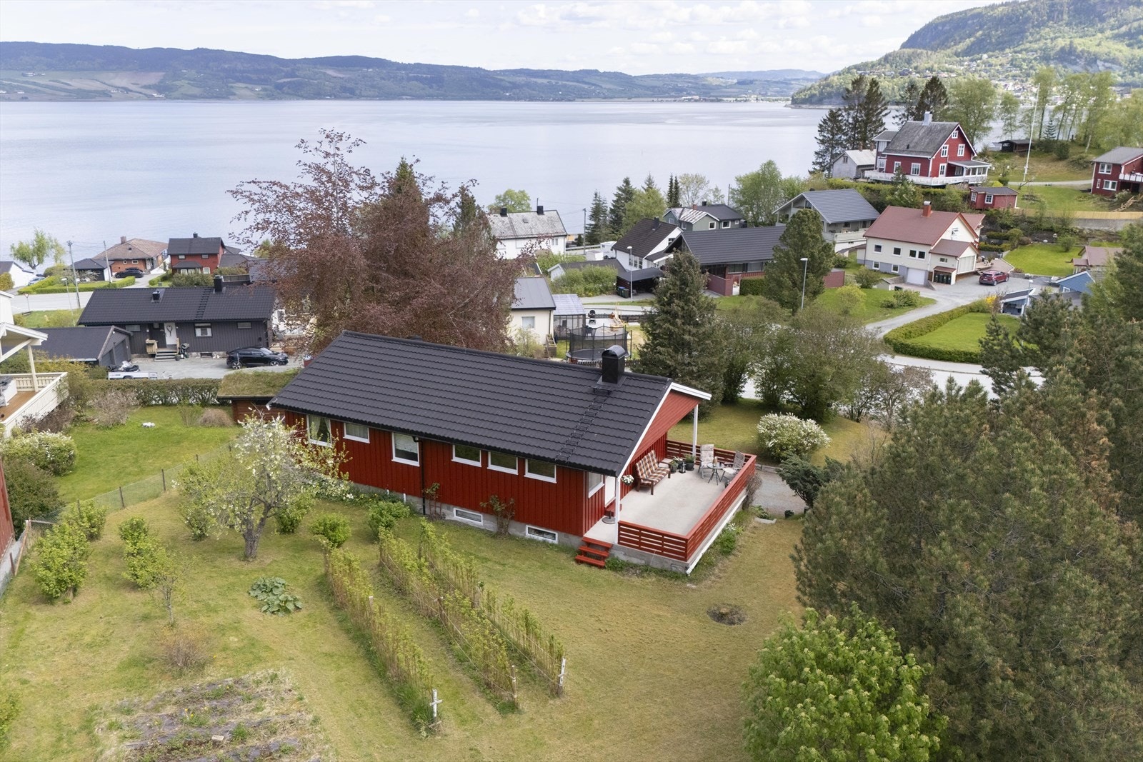 Eiendommen har en flott hage med rips-, solbær- og stikkelsbærbusker, samt bringebær, jordbær, rabarbra og plommetrær m.m. Galleribilde