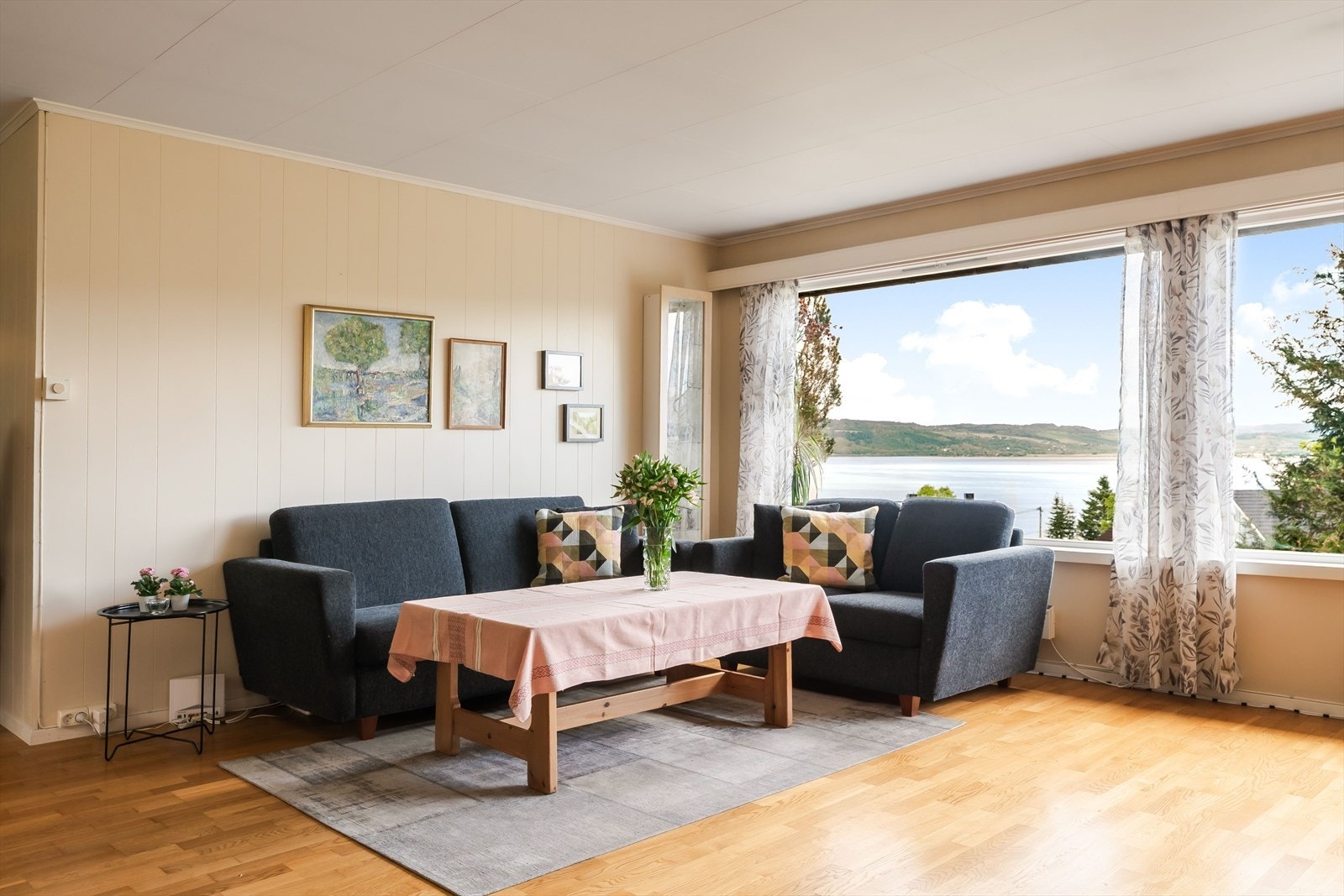 De store vindusflatene trekker dagslyset godt inn i rommet og gir et flott utsyn mot fjorden, nærområdet og det grønne landskapet rundt Buvika. Galleribilde