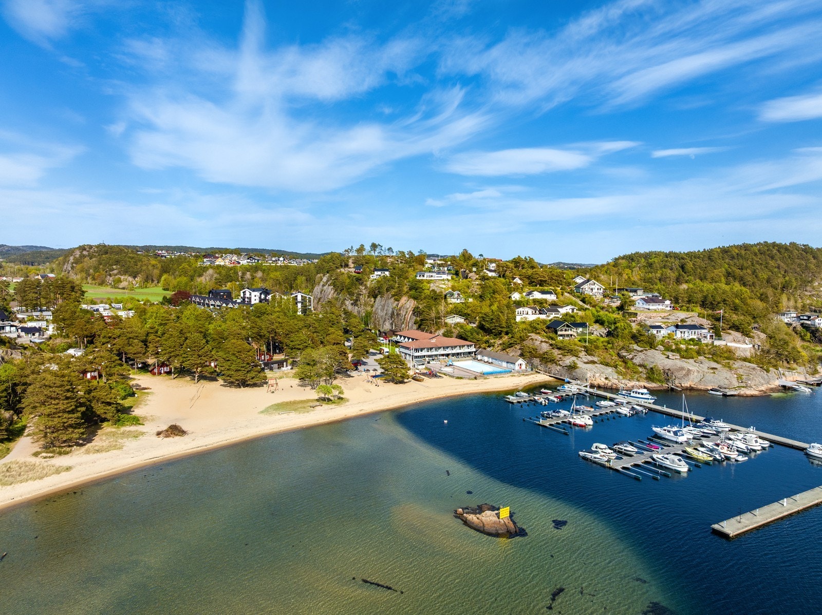 Leiligheten ligger i et flott område med båthavn, marina og strand - ekte Sørlandsidyll! Galleribilde