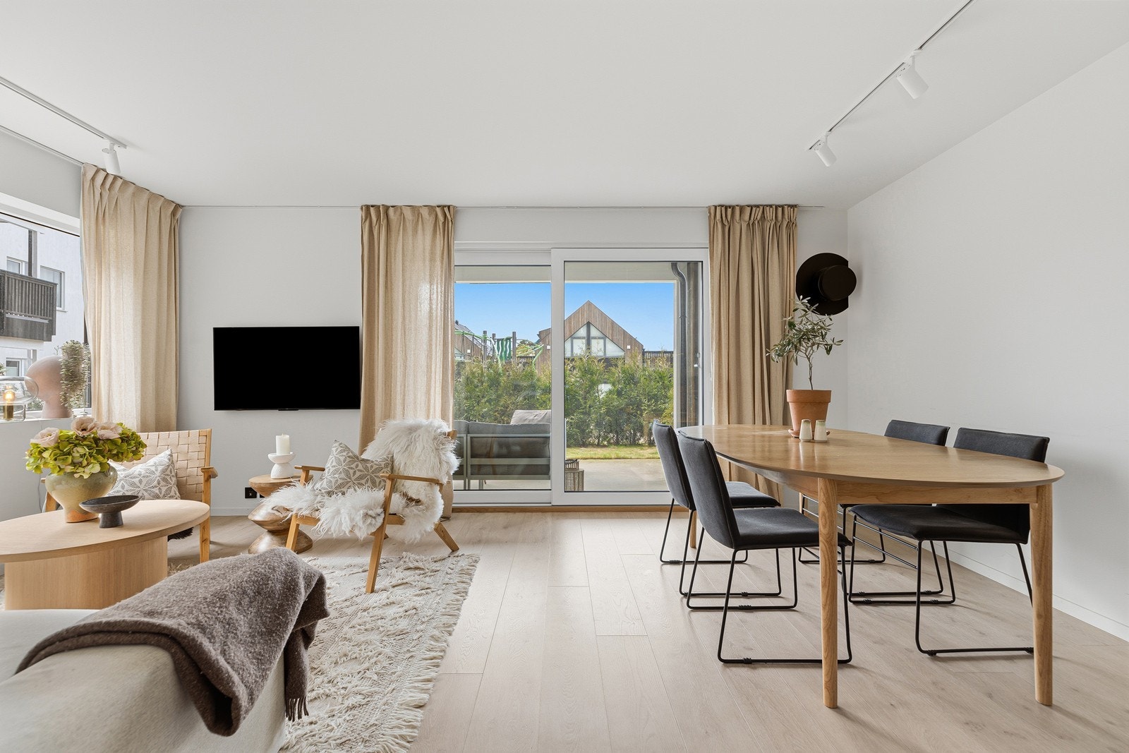 Leiligheten er gjennomgående lys og moderne med arealeffektiv planløsning. Galleribilde