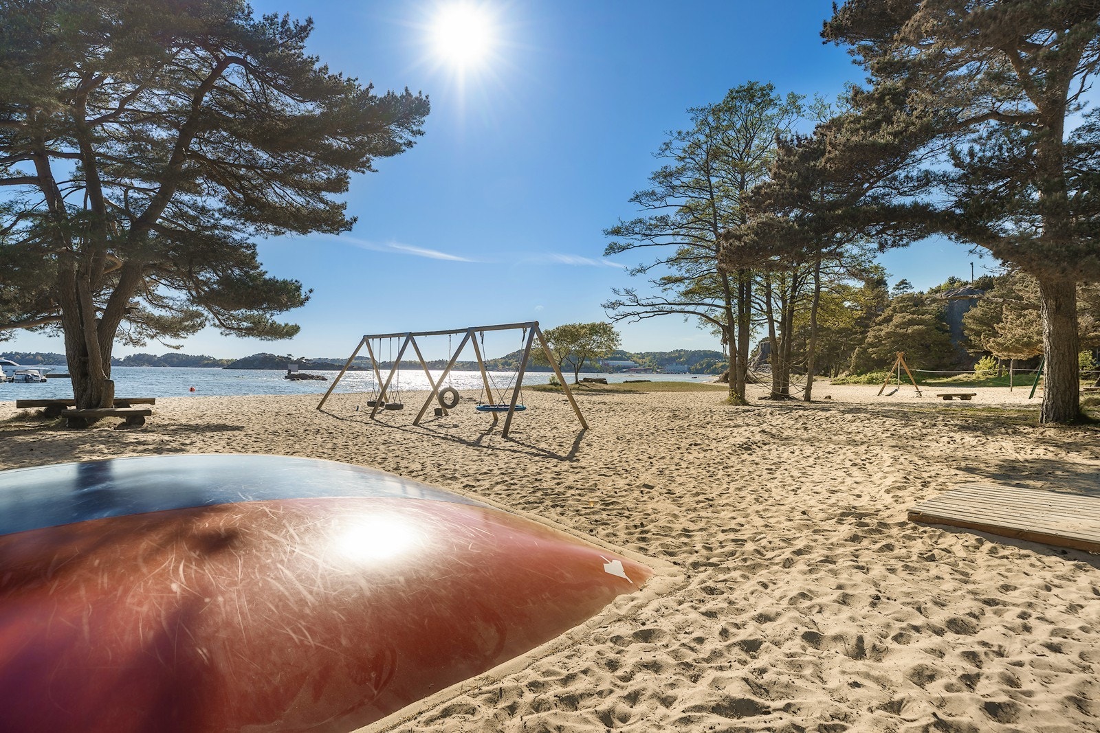 Flotte Årossanden kun få meter unna! Langgrunn strand, lekeapparater, sandvolleyball og mange andre tilbud for hele familien Galleribilde